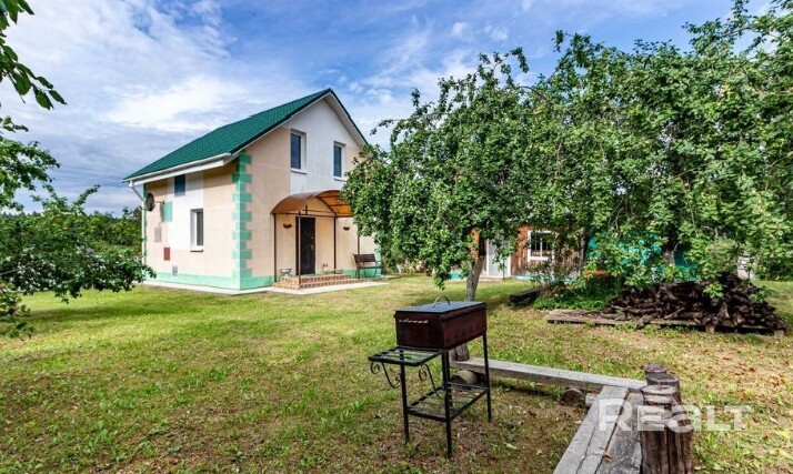 Продается дом возле леса и озера. Красивый и добротный дом в С/Т Лютик-2008. Полноценный фундамент, стены блок + утеплитель + декоративная штукатурка, внутри дома тоже декоративная штукатурка. На полах керамогранит и ламинат. На участке расположена летняя кухня (можно сделать баню). По всему периметру участка забор. Железные качели, кованый мангал, кованая скамейка. Участок 7 соток, но визуально выглядит не меньше 10 (очень большой). На участке сирень, туи, яблони, черешня, сливы, малина и т.д.. - Visning 5