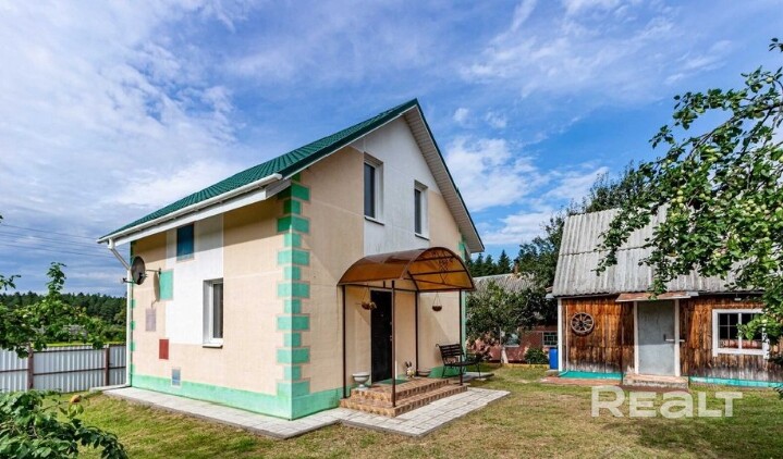 Продается дом возле леса и озера. Красивый и добротный дом в С/Т Лютик-2008. Полноценный фундамент, стены блок + утеплитель + декоративная штукатурка, внутри дома тоже декоративная штукатурка. На полах керамогранит и ламинат. На участке расположена летняя кухня (можно сделать баню). По всему периметру участка забор. Железные качели, кованый мангал, кованая скамейка. Участок 7 соток, но визуально выглядит не меньше 10 (очень большой). На участке сирень, туи, яблони, черешня, сливы, малина и т.д.. - Visning 6