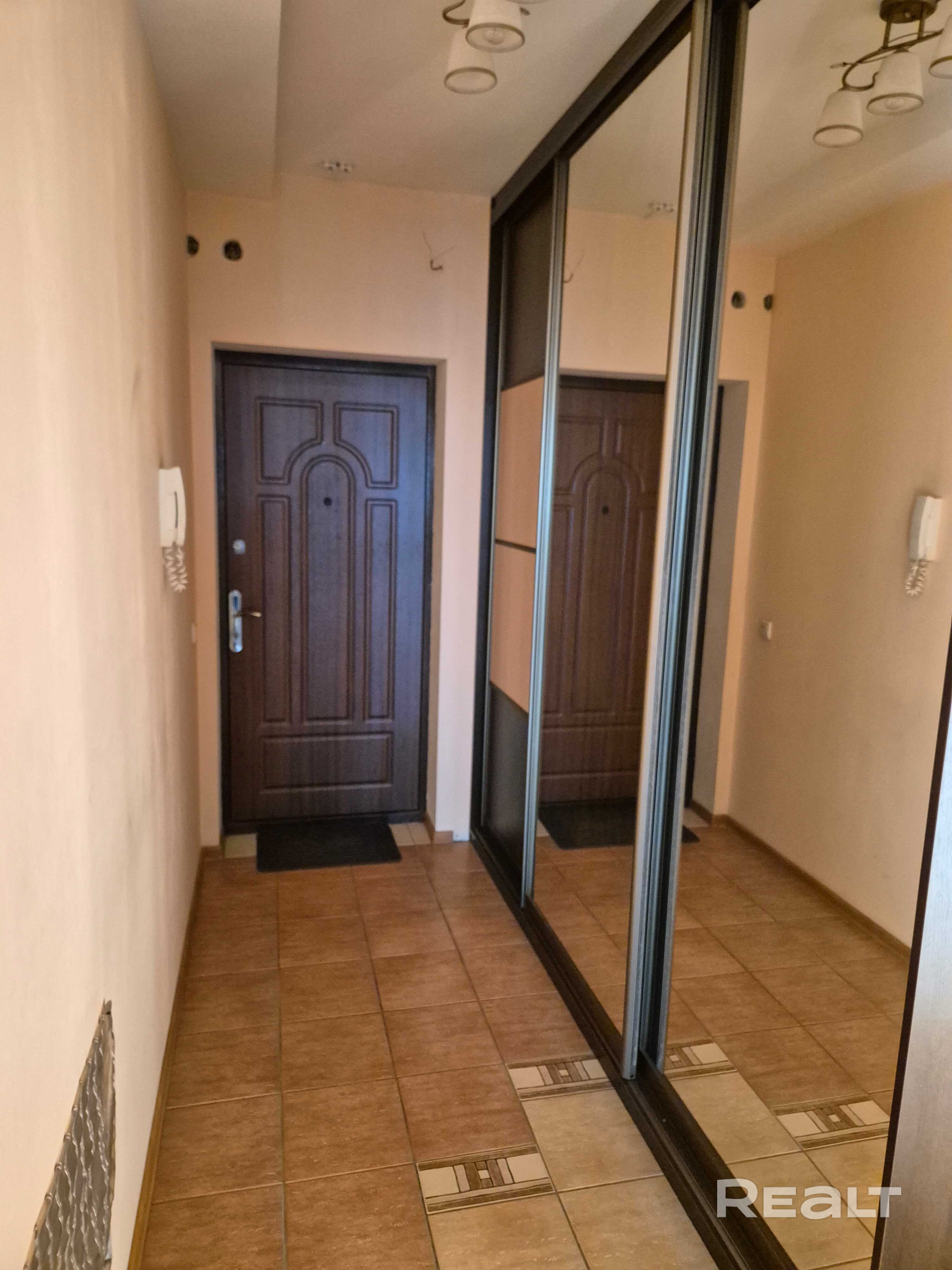 Продам трехкомнатную квартиру в Центральном районе Минска, в каркасно-кирпичном доме, на высоком этаже с красивым видом, с консьержем, огороженной территорией, шлагбаумами, подземным паркингом. Обслуживается ТС. В доме 3 лифта, по 6 квартир на этаже, просторные холлы. Рядом зона отдыха Комсомольское озеро, парк Победы, парк Дружбы народов, Киевский сквер. В перспективе пары лет открытие двух станций метро (Переспа и Парк Дружбы народов) в шаговой доступности. Небольшой торг. Возможен обмен. - Więcej
