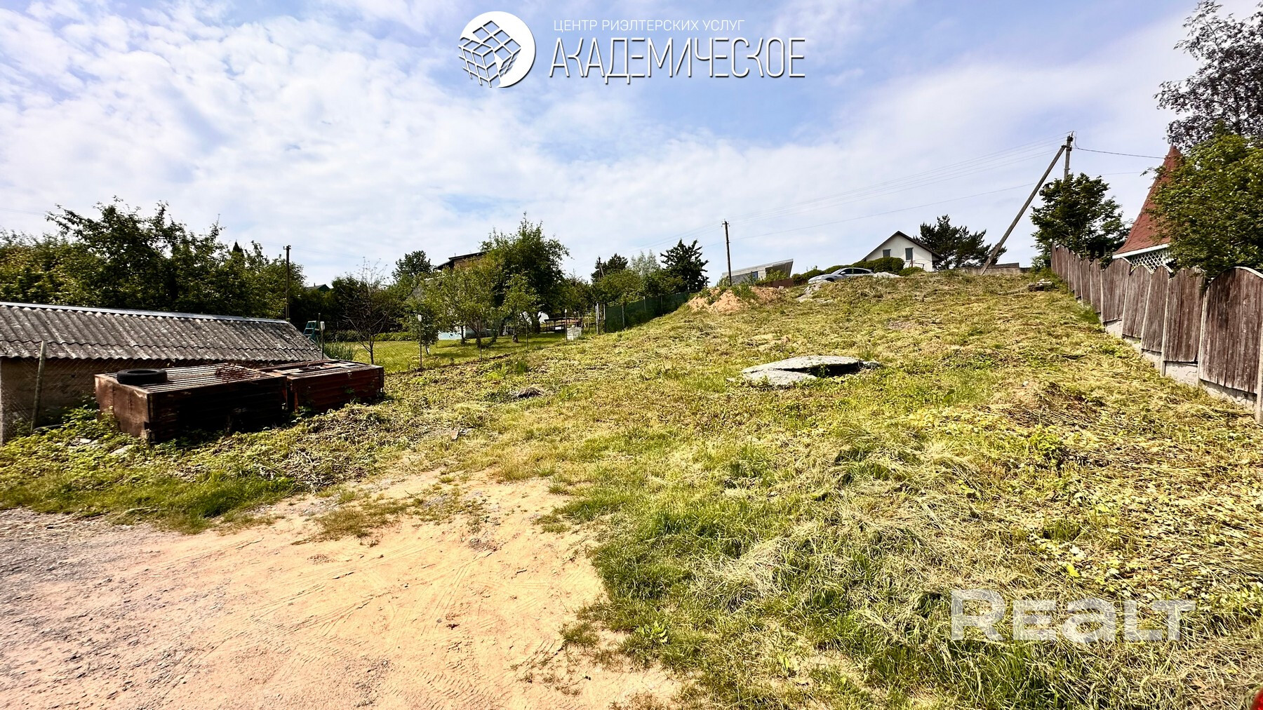 Видовой участок.на возвышенности с панорамным видом на озеро и лес. Коммуникации по улице, ГАЗ, сезонная вода, свет (до 16-18 кВат) - Mehr