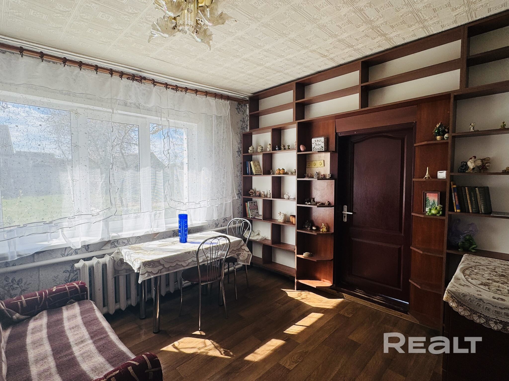 Жилой дом 64,9 м² на участке 87 соток в 28 км от МКАД. Кирпичный, 4 комнаты. На территории: баня, гараж, сарай, погреб, беседка, хозпостройки. Участок, сухой, идеален для посевов, сада, ЛПХ и фермерства. Обжитая деревня с магазинами и удобным подъездом. Все коммуникации подключены: газовое отопление, водопровод, канализация, электричество. Дом подходит для круглогодичного проживания. Отличный вариант для тех, кто хочет простора, тишины и возможностей для хозяйства рядом со столицей. - Ansicht 4