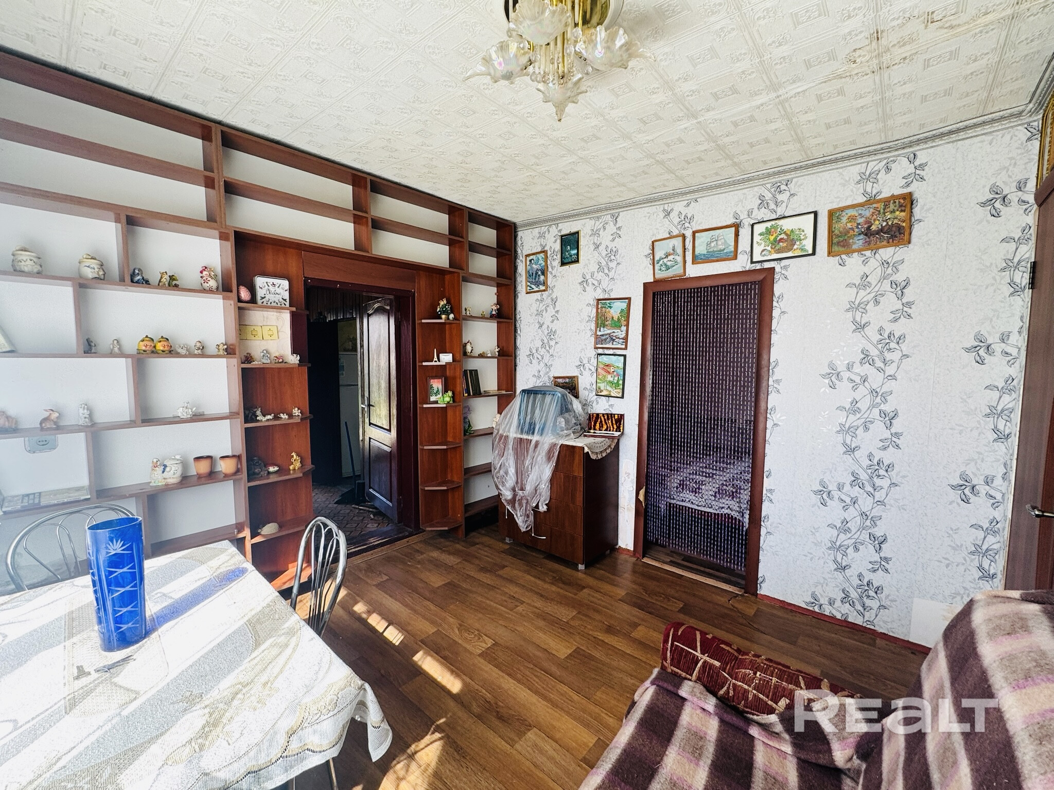 Жилой дом 64,9 м² на участке 87 соток в 28 км от МКАД. Кирпичный, 4 комнаты. На территории: баня, гараж, сарай, погреб, беседка, хозпостройки. Участок, сухой, идеален для посевов, сада, ЛПХ и фермерства. Обжитая деревня с магазинами и удобным подъездом. Все коммуникации подключены: газовое отопление, водопровод, канализация, электричество. Дом подходит для круглогодичного проживания. Отличный вариант для тех, кто хочет простора, тишины и возможностей для хозяйства рядом со столицей. - Ansicht 5