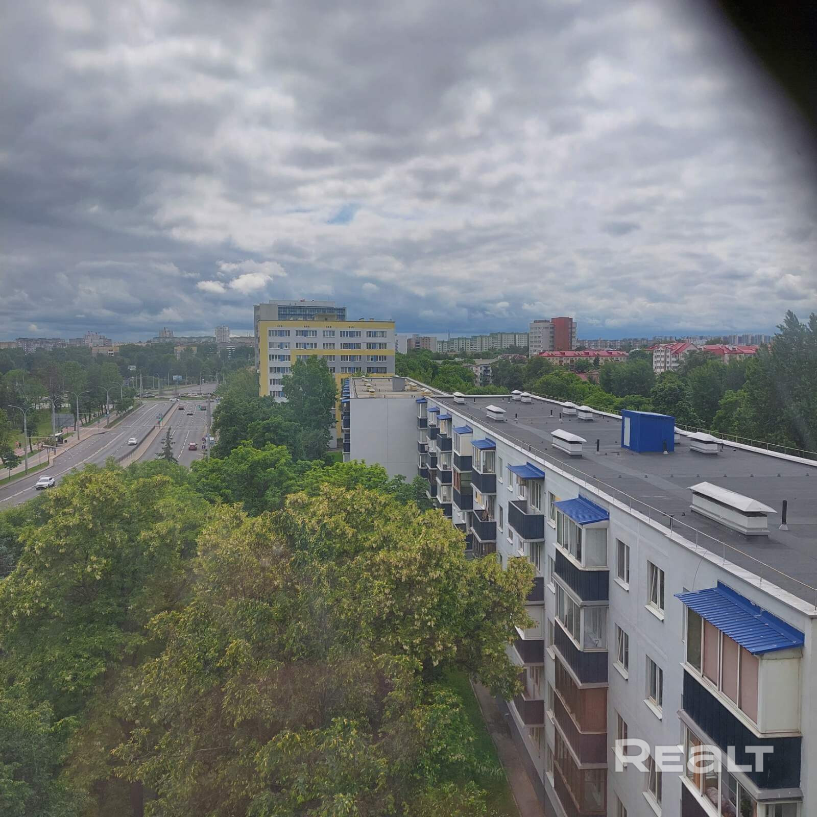 Продается 2 комнаты в 3-комнатной квартире с хорошей локацией, в районе площади Ванеева, не далеко от центра города! Площадь комнат - 17 м., 12,3 м. и балкон 3,6 м., что составляет 71/100 доли от общей квартиры! Рядом парк, гимназия, дет. сад сад, стадион с различными оздоровительными площадками, спортивными секциями. В настоящее время делаются небольшие дополнения по ремонту. Планировка позволяет сделать раздельный вход и полностью разделить на две квартиры! - Mehr