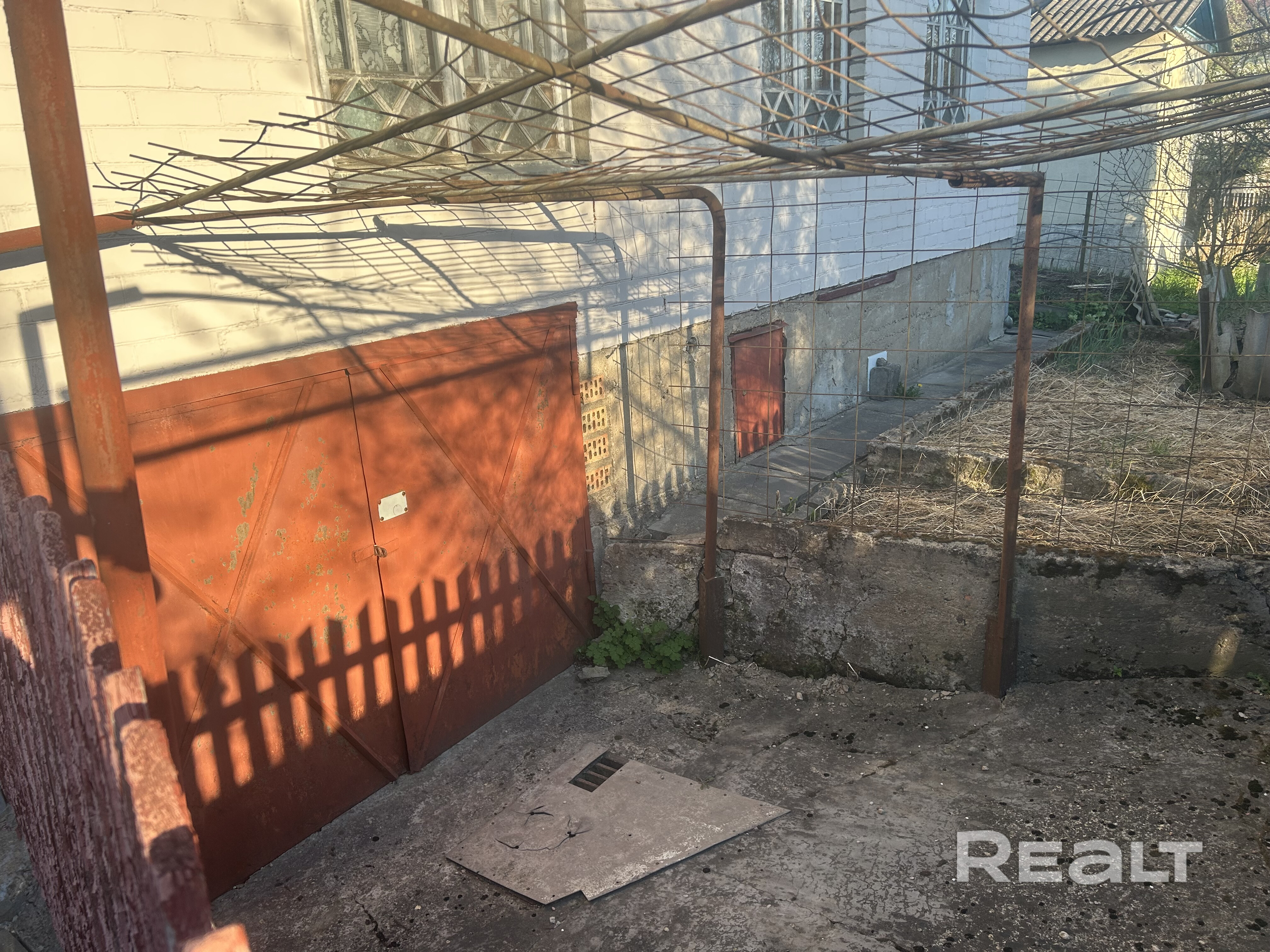 Срочно. Отличный уютный дом в 7 километрах от Минска, расположенный в СТ Бодрость. Дом очень теплый. Кухня и 4 комнаты. Участок огорожен. Газ по улице. Вода сезонная. Много людей проживают круглогодично. В настоящий момент идет газификация. Ходит городской автобус и маршрутка. В доме печь с лежанкой и отапливаемая межкомнатная перегородка, на втором этаже камин. Балкон. Туалет обложен плиткой. Большой сухой гараж. Под домом по всему периметру подвал-очень глубокий. 2 сарая. – pohled 4