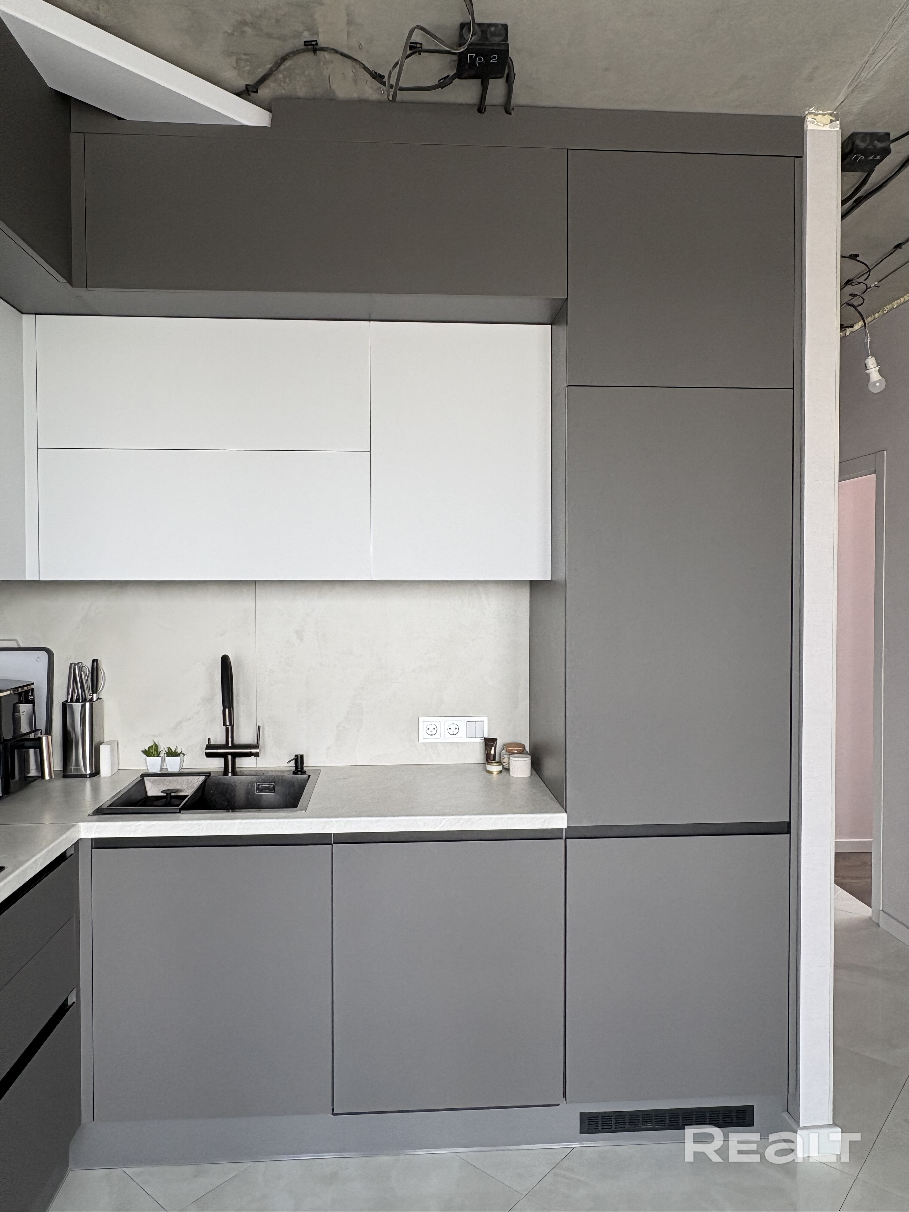 Продаётся просторная квартира 53.9 м² с видом на парк! Идеальная семейная планировка: изолированная спальня, светлая детская и современная кухня-гостиная со всей необходимой встроенной техникой, где можно принимать гостей. Уютный застекленный балкон. Просторно, светло, продумано до мелочей. Тишина, зелень из окна и город рядом. С АН сотрудничаю только при наличии конкретного покупателя! Собственник. - Ansicht 6