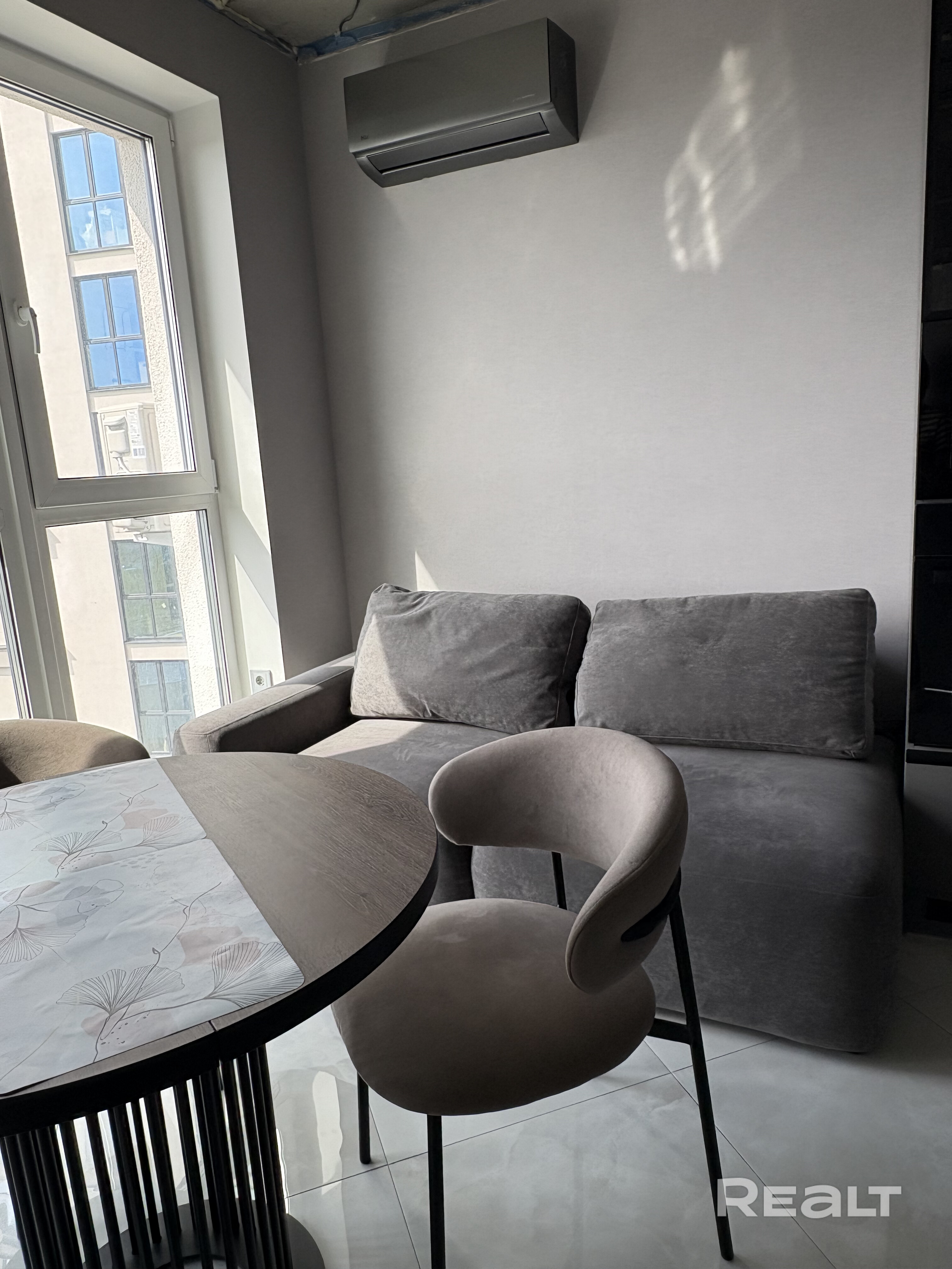 Продаётся просторная квартира 53.9 м² с видом на парк! Идеальная семейная планировка: изолированная спальня, светлая детская и современная кухня-гостиная со всей необходимой встроенной техникой, где можно принимать гостей. Уютный застекленный балкон. Просторно, светло, продумано до мелочей. Тишина, зелень из окна и город рядом. С АН сотрудничаю только при наличии конкретного покупателя! Собственник. - Ansicht 3