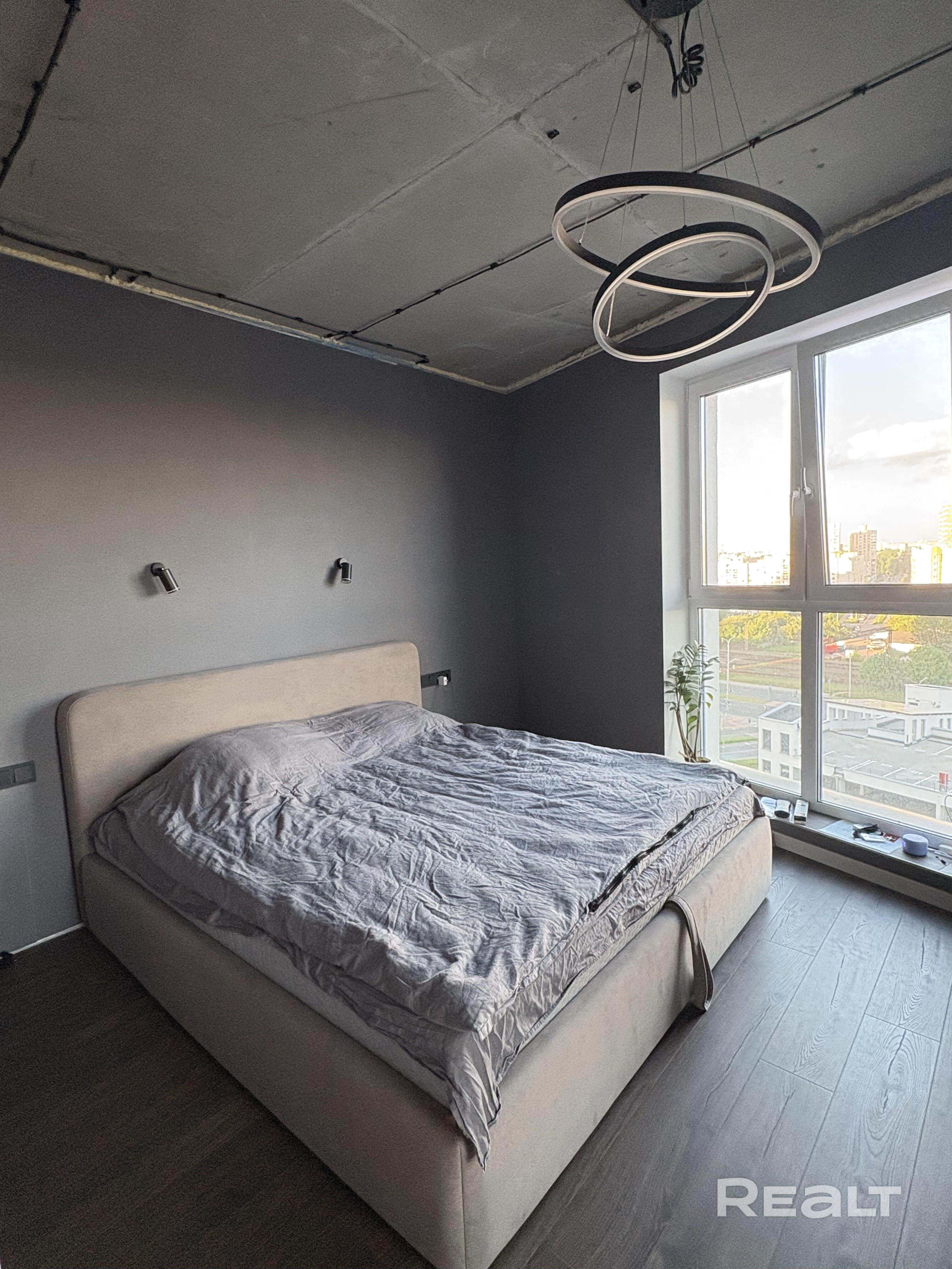 Продаётся просторная квартира 53.9 м² с видом на парк! Идеальная семейная планировка: изолированная спальня, светлая детская и современная кухня-гостиная со всей необходимой встроенной техникой, где можно принимать гостей. Уютный застекленный балкон. Просторно, светло, продумано до мелочей. Тишина, зелень из окна и город рядом. С АН сотрудничаю только при наличии конкретного покупателя! Собственник. - Mehr
