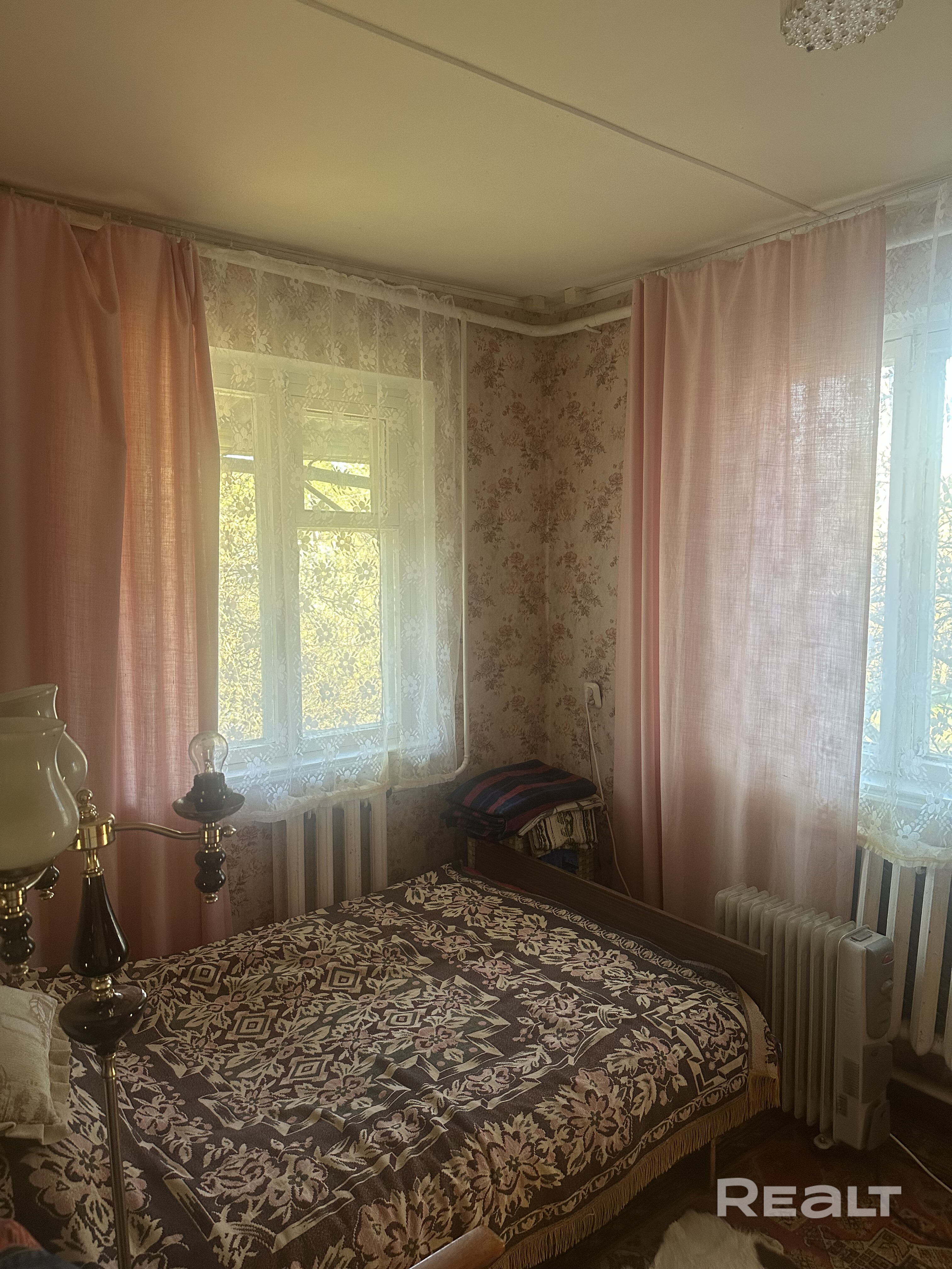 Дача, которая требует немного хозяйского внимания. Дом капитальный, блок+ кирпич, паровое отопление на 2-х этажах, стеклопакеты. Оборудована кухня, есть накопительный бойлер для подогрева воды на 10 литров. На участке разбит сад с сортовыми яблонями, грушами, черешней. С/у -на улице, унитаз "Керамин", есть бойлер на 15 литров. Дополнительно: есть участок 4 сотки в 50 метрах от основного участка. - Więcej