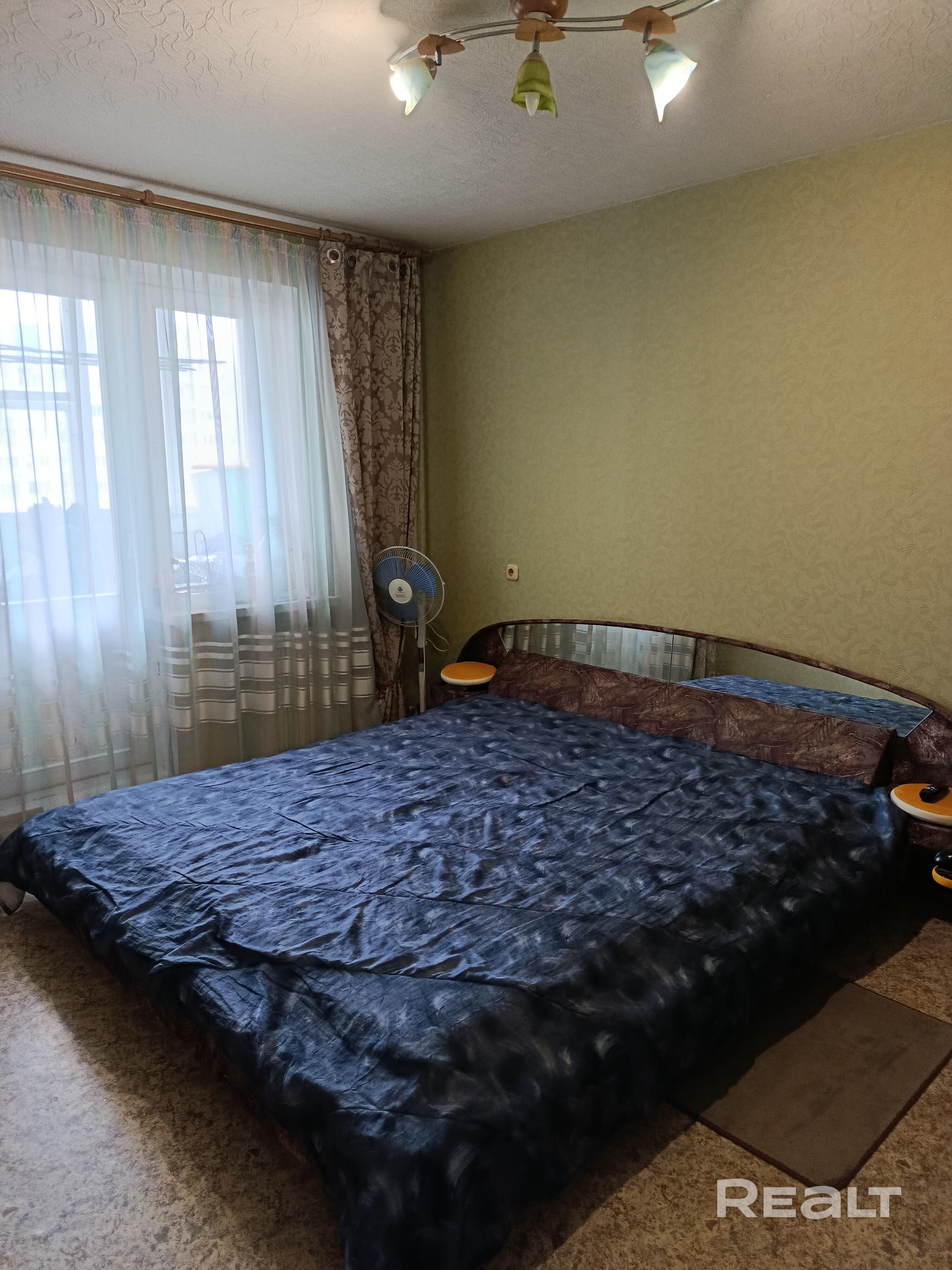 Просторная квартира в тихом месте(с окон вид на д.Сухарево)с соловьями и сверчками весной и летом.Окна выходят на обе стороны.Продается с мебелью и техникой.Удобно для сдачи в аренду или комфортного проживания.В двух комнатах кондиционеры(на гарантии).Спокойные и тихие соседи.Зимой очень тепло,первое колено от ТЭЦ. – pohled 4