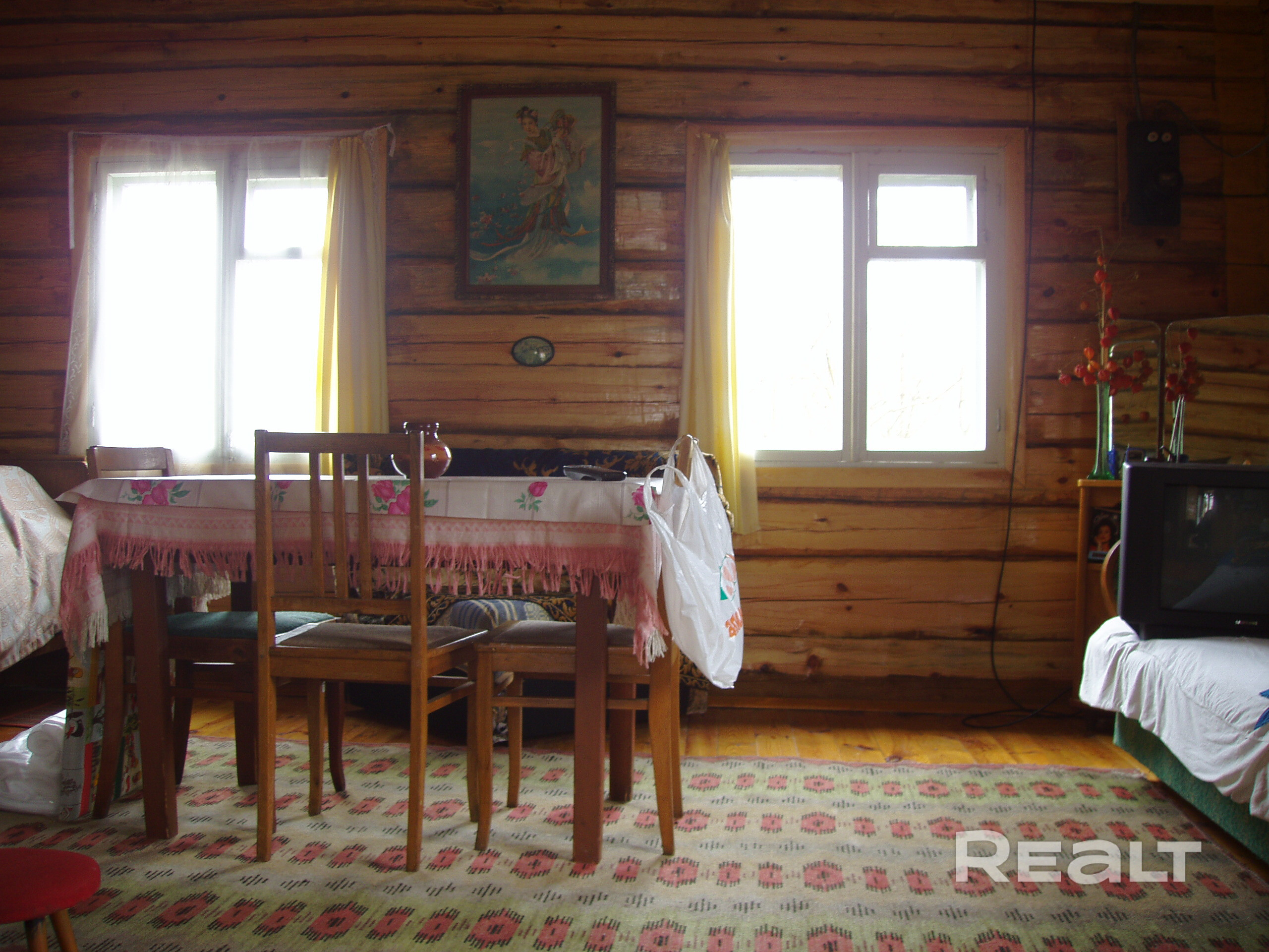 Продается дача в 23км от МКАД по скоростной трассе. Есть возможность добраться на электричке или автобусе. Участок в 5 соток в чистом, защищенном от шума месте, рядом два леса. На участке растут яблони, виноград, ягодные кусты, установлено две теплицы. Дом из сруба, общей площадью в 64м2, установлен на высоком фундаменте. Пол со стороны подвала утеплен. Внутри стены отшлифованы и покрыты лаком. Летом в жару в доме прохладно, тихо, и всегда хорошо спится - можно отдохнуть от города. - Mehr