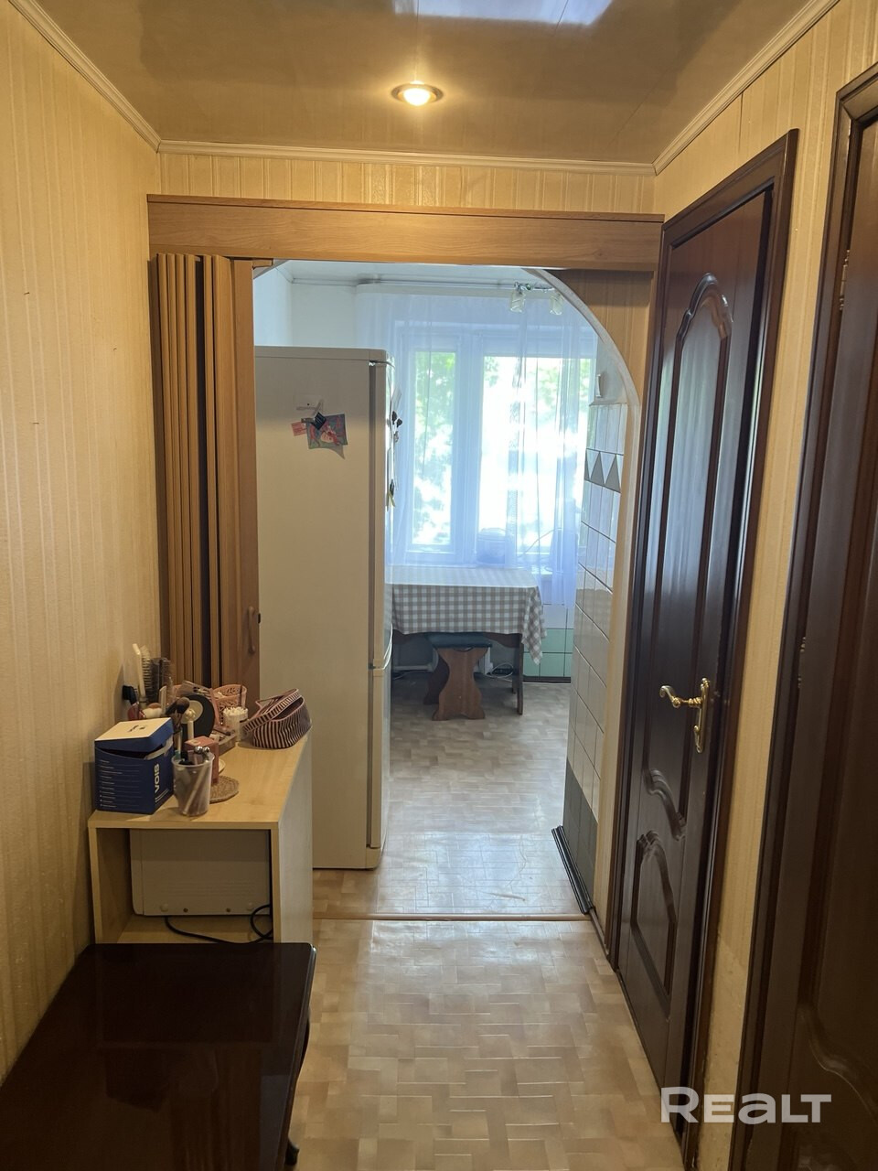 Продаётся двухкомнатная квартира в центре города. Хорошая локация. Рядом строится станция метро. Развитая инфраструктура. Комаровский рынок в10 минутах ходьбы. Дом расположен во дворе. Заканчивается капитальный ремонт дома. Квартира расположена на комфортном втором этаже. Состояние простое, аккуратное. Санузел отделан плиткой. Вместе с квартирой можно приобрести гараж расположенный на улице Червякова. - Mehr