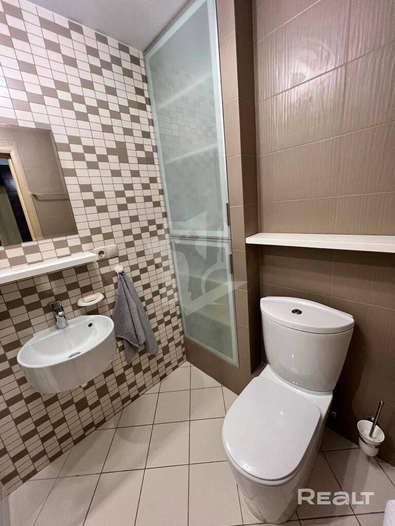 Сдается просторная (84кв.м.) двухкомнатная квартира на 18 этаже. Полностью укомплектована всей необходимой мебелью и техникой для комфортного проживания. 2 санузла, кондиционер в каждой комнате. Есть машиноместо. Готова к просмотру и проживанию - Ansicht 5