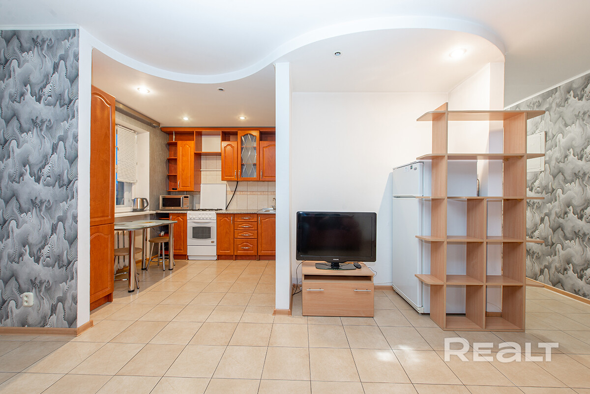 Продается квартира-студия 31,3 м² по ул. Дрозда, 7. Удобная планировка: объединенная кухня с жилой зоной, совмещенный санузел. Главное преимущество это отличное расположение: в пешей доступности три станции метро, магазины, кафе, школы, детские сады и все необходимое для комфортной жизни. Дом расположен в районе с развитой инфраструктурой и удобным транспортным сообщением. Отличный вариант как для собственного проживания, так и для сдачи в аренду. Прямая продажа. Агенствам просьба не беспокоить. – pohled 4