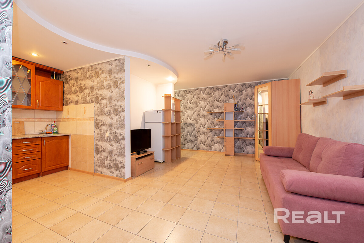 Продается квартира-студия 31,3 м² по ул. Дрозда, 7. Удобная планировка: объединенная кухня с жилой зоной, совмещенный санузел. Главное преимущество это отличное расположение: в пешей доступности три станции метро, магазины, кафе, школы, детские сады и все необходимое для комфортной жизни. Дом расположен в районе с развитой инфраструктурой и удобным транспортным сообщением. Отличный вариант как для собственного проживания, так и для сдачи в аренду. Прямая продажа. Агенствам просьба не беспокоить. – pohled 3