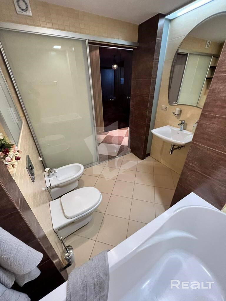 Сдается просторная (84кв.м.) двухкомнатная квартира на 18 этаже. Полностью укомплектована всей необходимой мебелью и техникой для комфортного проживания. 2 санузла, кондиционер в каждой комнате. Есть машиноместо. Готова к просмотру и проживанию - Ansicht 6