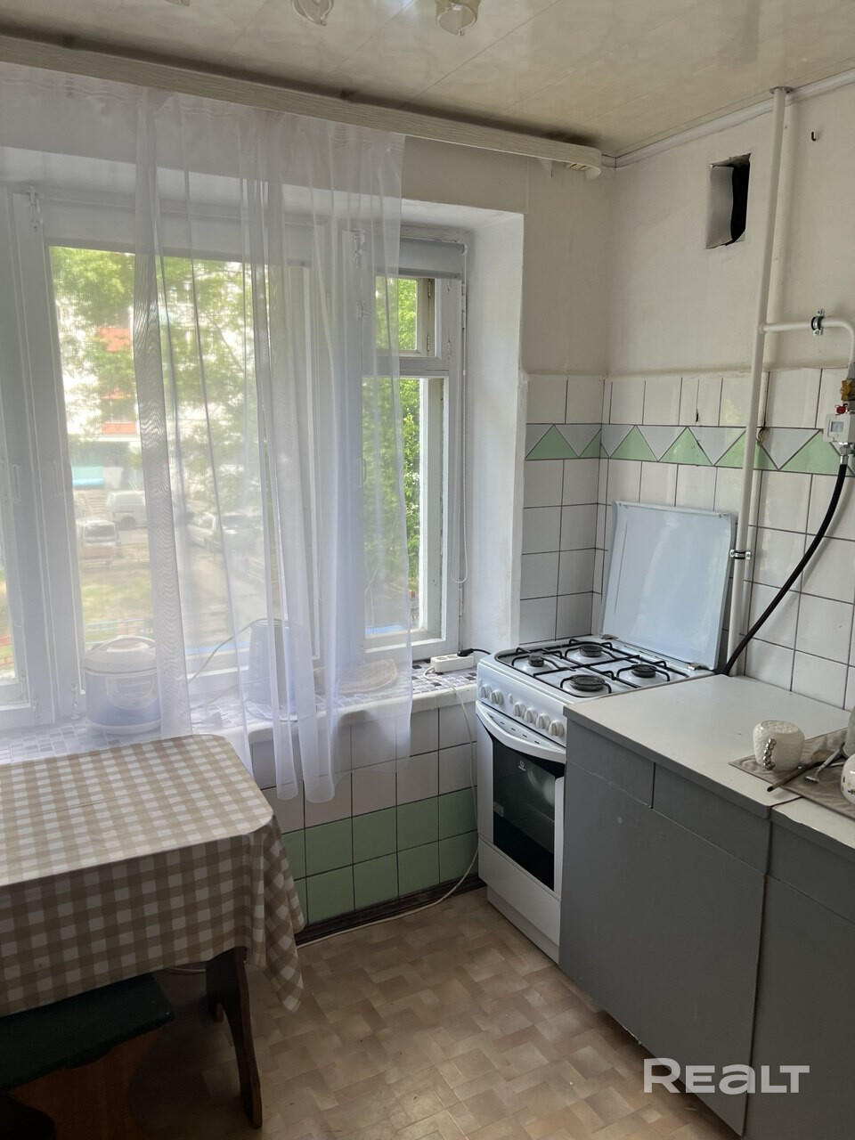 Продаётся двухкомнатная квартира в центре города. Хорошая локация. Рядом строится станция метро. Развитая инфраструктура. Комаровский рынок в10 минутах ходьбы. Дом расположен во дворе. Заканчивается капитальный ремонт дома. Квартира расположена на комфортном втором этаже. Состояние простое, аккуратное. Санузел отделан плиткой. Вместе с квартирой можно приобрести гараж расположенный на улице Червякова. - Ansicht 5