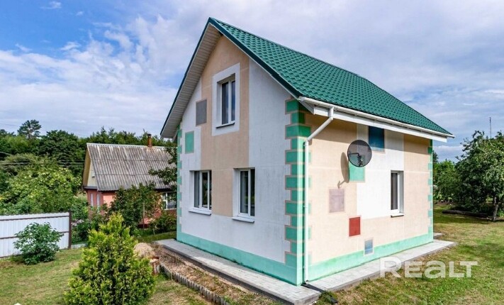 Продается дом возле леса и озера. Красивый и добротный дом в С/Т Лютик-2008. Полноценный фундамент, стены блок + утеплитель + декоративная штукатурка, внутри дома тоже декоративная штукатурка. На полах керамогранит и ламинат. На участке расположена летняя кухня (можно сделать баню). По всему периметру участка забор. Железные качели, кованый мангал, кованая скамейка. Участок 7 соток, но визуально выглядит не меньше 10 (очень большой). На участке сирень, туи, яблони, черешня, сливы, малина и т.д.. - Visning 2