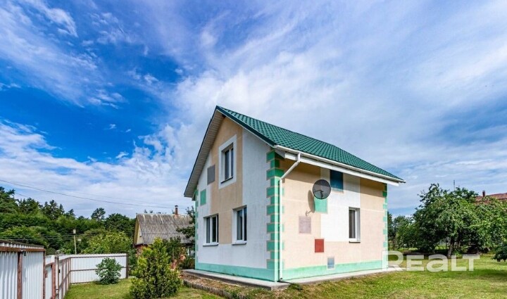 Продается дом возле леса и озера. Красивый и добротный дом в С/Т Лютик-2008. Полноценный фундамент, стены блок + утеплитель + декоративная штукатурка, внутри дома тоже декоративная штукатурка. На полах керамогранит и ламинат. На участке расположена летняя кухня (можно сделать баню). По всему периметру участка забор. Железные качели, кованый мангал, кованая скамейка. Участок 7 соток, но визуально выглядит не меньше 10 (очень большой). На участке сирень, туи, яблони, черешня, сливы, малина и т.д.. - Visning 3
