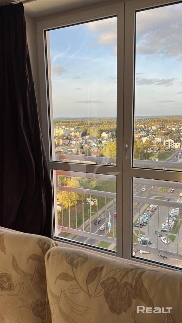 Сдается просторная (84кв.м.) двухкомнатная квартира на 18 этаже. Полностью укомплектована всей необходимой мебелью и техникой для комфортного проживания. 2 санузла, кондиционер в каждой комнате. Есть машиноместо. Готова к просмотру и проживанию - Mehr