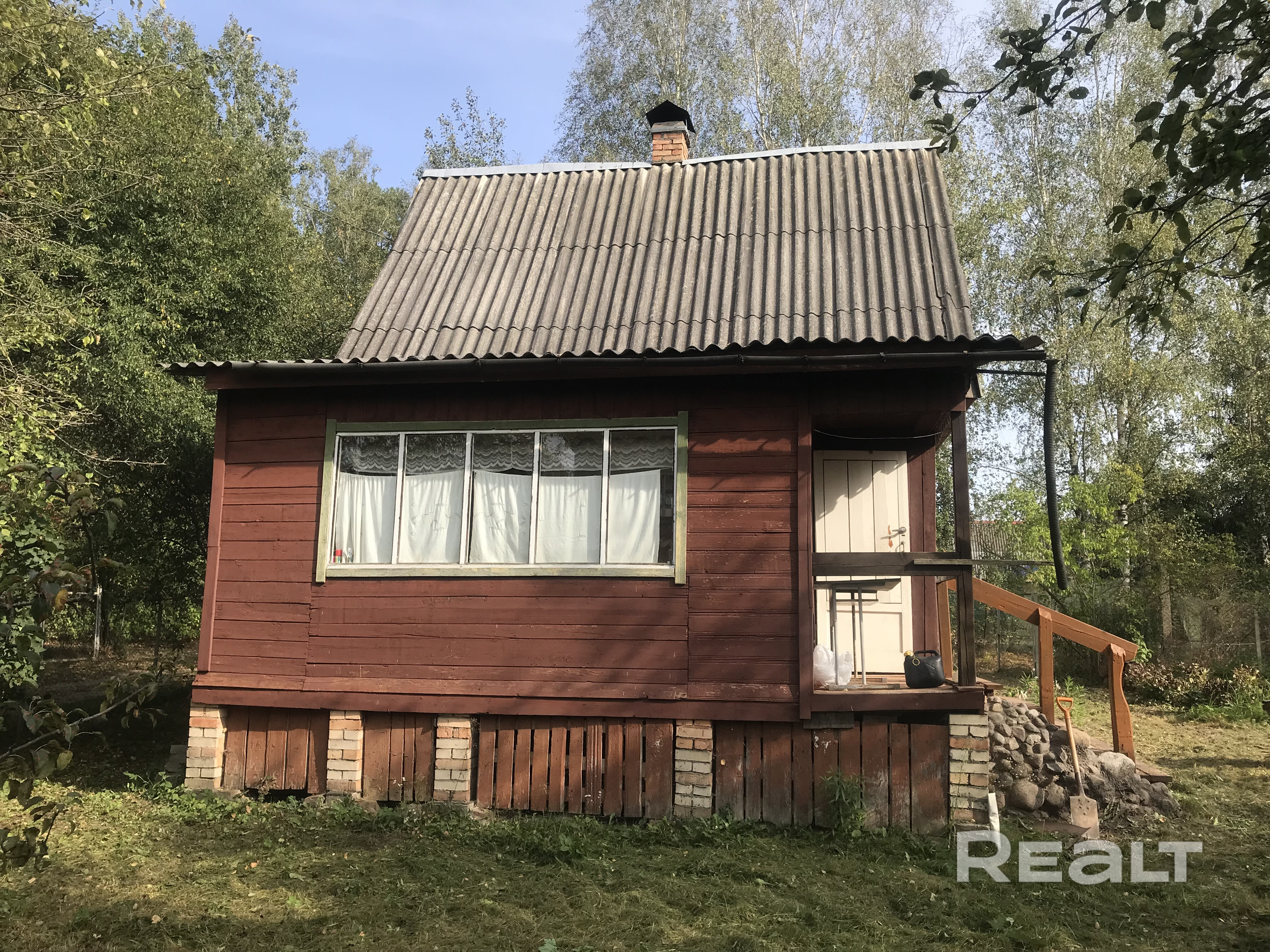 Дачный дом 49,0 м2 в СТ «Заря-81» 40,9 км от МКАД. Фундамент – монолит, кирпич. Стены – деревянный сруб. Печное отопление, бетонный погреб глуб. 3 м., сарай. Электричество, вода – (сезонная). Туалет на улице. Плодовые деревья. Участок 0,0524 га, в частной собственности, ровный, забор (сетка-рабица). В 3-х мин. ходьбы маршрутка из Минска. Электричка - 2,7 км «Равнополье». Сезонный магазин, колонка, колодец. Река Птичь: 6 км, озеро в п. Узляны: 3 км, Комплекс «Дудутки»: 9 км, Руденск: 4 км. - Widok 3