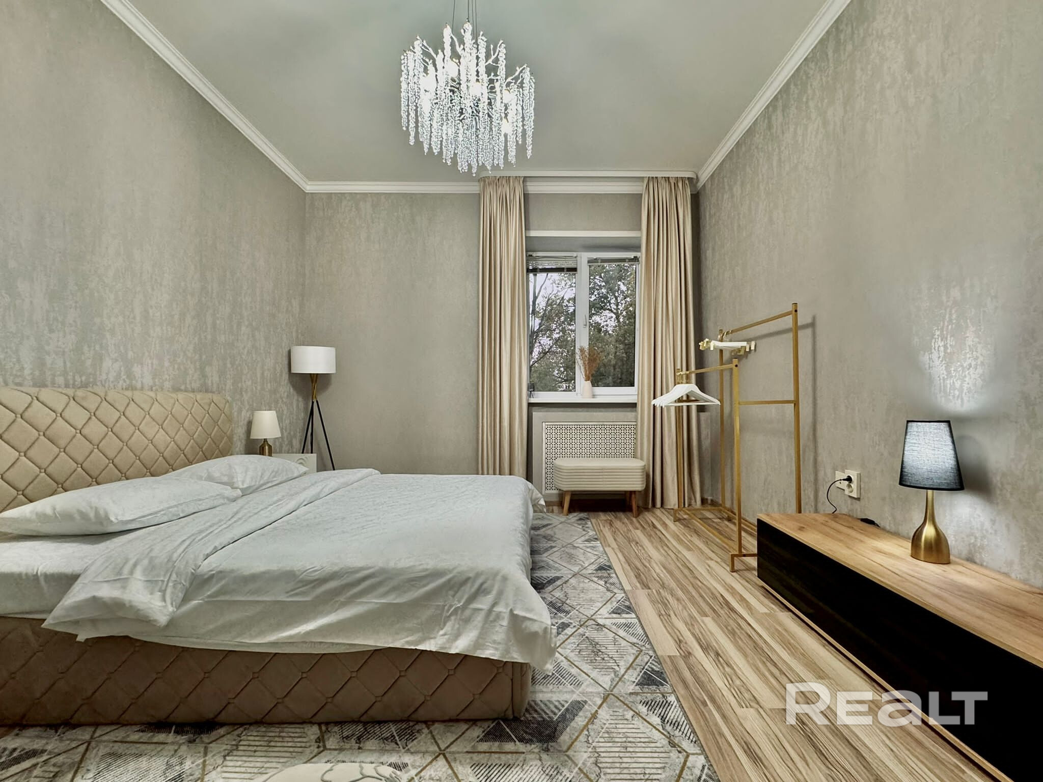 Предлагается к продаже трёхкомнатная квартира в центре Минска. Чистая продажа. Продаём без мебели, мебель оговаривается отдельно. В настоящий момент квартира сдаётся для краткосрочного пребывания. Поэтому хорошо если Вы рассматриваете её как инвестицию. Можно купить и продлить договор с арендаторами (по желанию) Хороший ремонт - Więcej