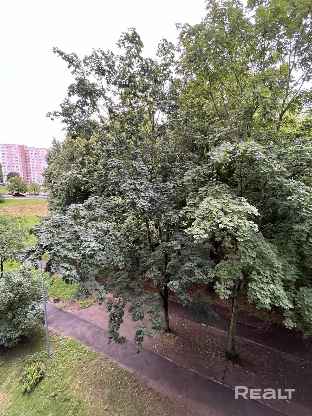 Продается теплая уютная квартира в шаговой доступности от метро Спортивная, полностью готова к проживанию. Отличное место для жизни рядом с зеленой зоной - парк 60-летия Октября, ФОЦ « Долголетие», теннисные корты. Уютный зеленый двор с детской площадкой и местами для парковки. - Widok 6