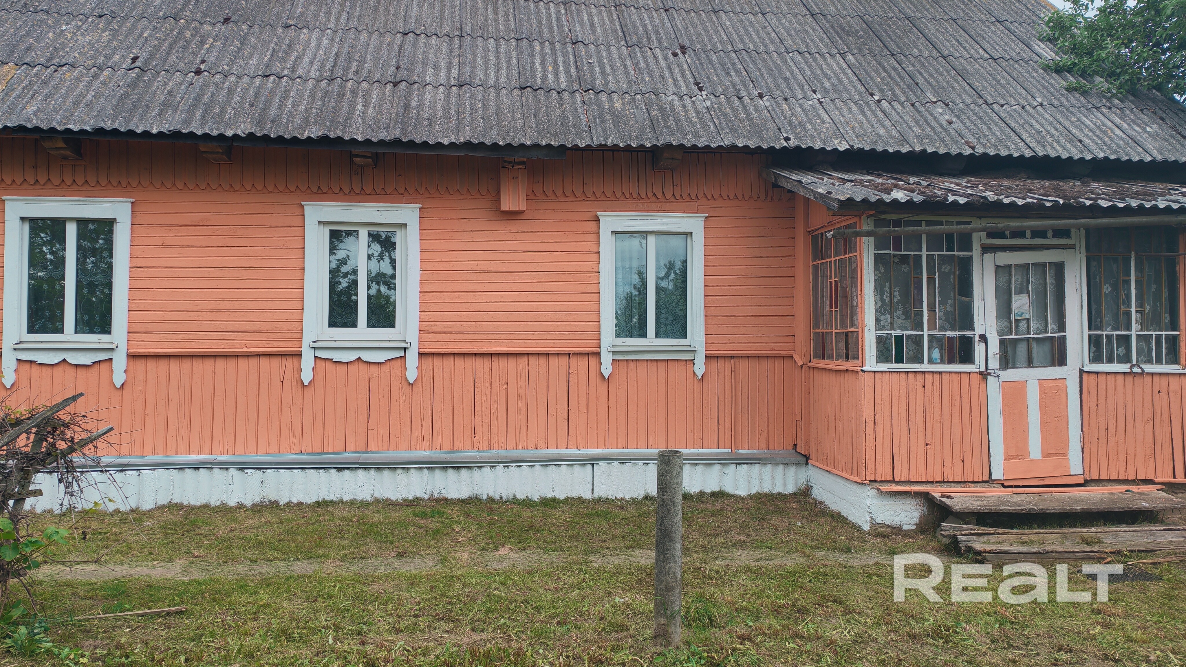 Деревня расположена в 90 км от МКАД недалеко от города Несвижа. Большой участок, есть сад. Центральная улица. Дом находится в начале деревни, недалеко от магазина. - Widok 2