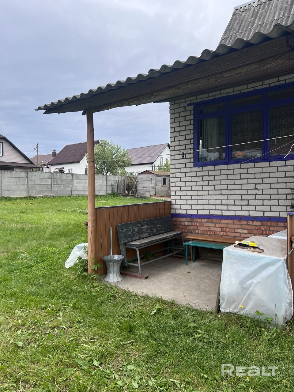 Продается дача в СТ «Заценьский родник» (рядом СТ «Авиатор», «Текстильщик», «Приморье»), всего 2 км от МКАД в направлении Сёмково.Участок 7 соток, угловой, ровный, сухой, ухоженный, полностью огорожен. Газ проходит по улице, вокруг современная коттеджная застройка. На участке дом с печным отоплением и сезонной водой, сухой гараж с ямой. Отличный вариант для строительства коттеджа или реконструкции существующего дома. Магазин в 5–7 минутах пешком, остановка транспорта напротив въезда. Собственник - Ansicht 4