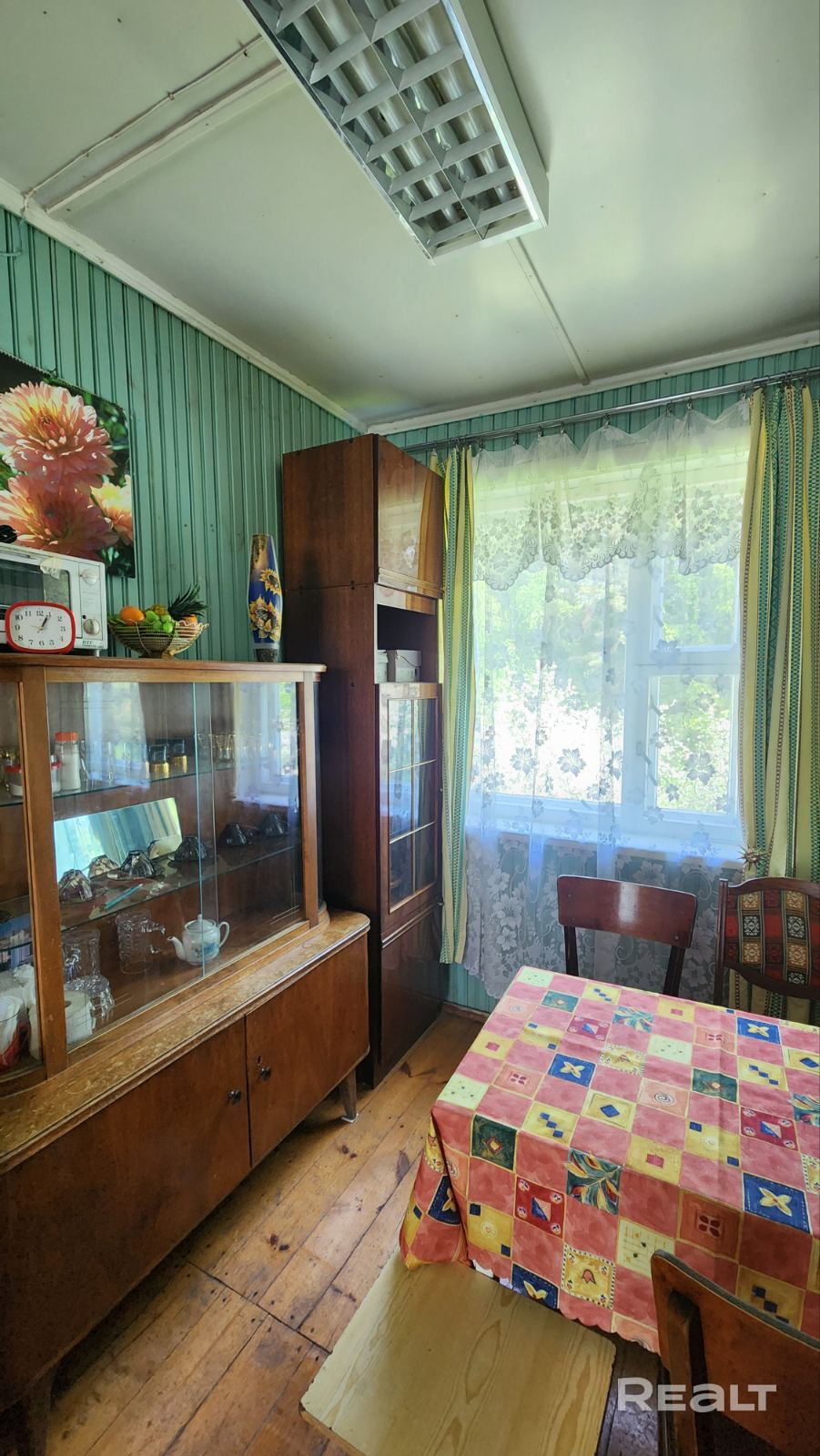 Продаётся дача в живописном месте, 24 км от МКАД , Молодечненское напр., недалеко от Заславья и ж.д/ст. Анусино, СТ "Лада". Участок крайний, граничит с лесом. Дом капитальный, в три уровня, с цокольным этажем и мансардой. Фундамент из ФСБ блоков, перекрытия ж/б панели. В цоколе размещается душевая с бойлером. На первом этаже большая кухня с газовой плитой и русской печью, две жилые комнаты. В мансарде большая спальная комната. Участок имеет уклон к лесу. Сад, парник, хоз.постройки,туалет. - Vista 6