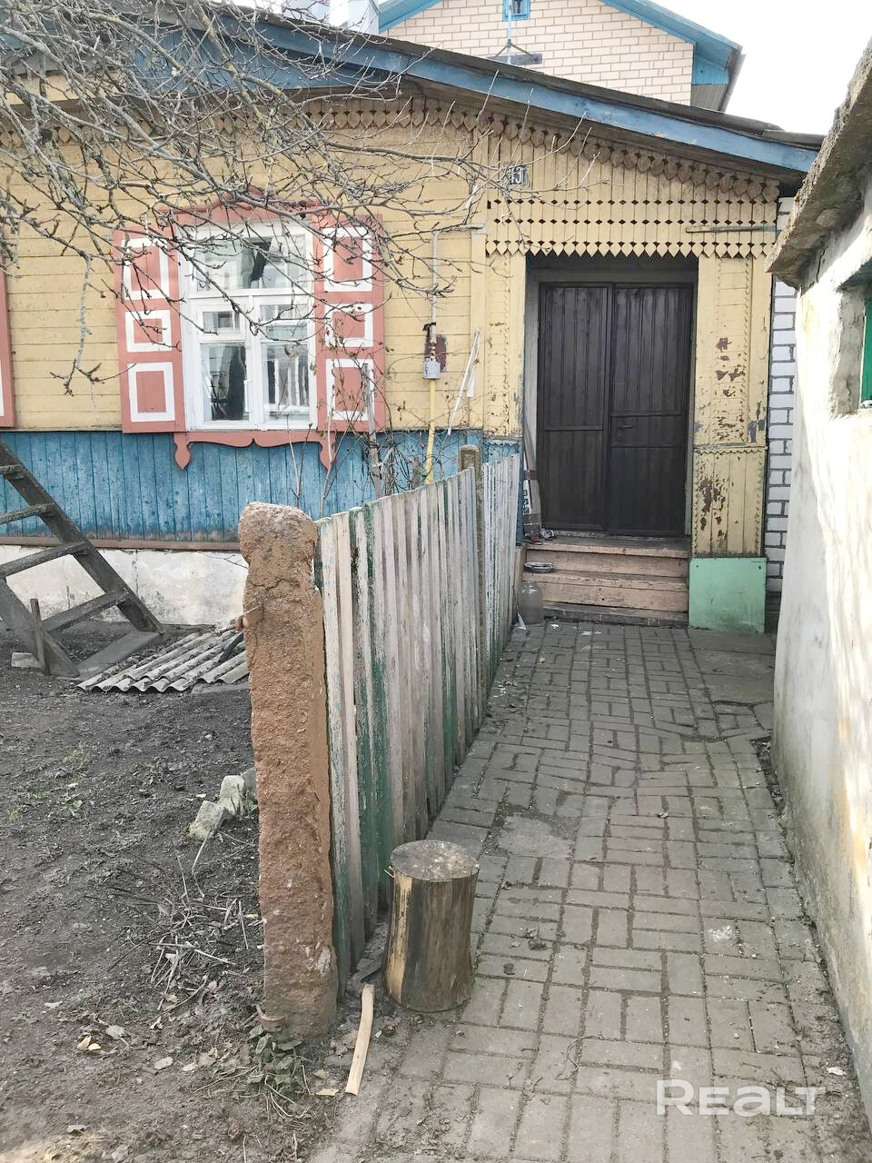 Отдельно вычлененная квартира,огорожена забором,с отдельным входом и гаражом.Есть новый котёл,новая проводка, потолок гипсокартон,с/у пристроен из кирпича, канализация проведена,ванна, туалет- установить,двери из массива, второй этаж под отделку, большой гараж, погреб,газ,свет,вода.Бетонный забор с улицы, железный от соседей.канализация- 3 огромных кольца, напротив центральная канализация можно провести.Тихая спокойная улица,сады,школы , магазины,метро,вся инфраструктура в шаговой доступности. - Vaade 4