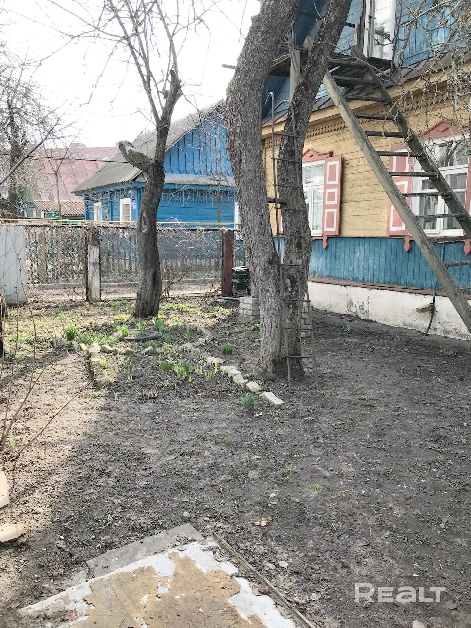 Отдельно вычлененная квартира,огорожена забором,с отдельным входом и гаражом.Есть новый котёл,новая проводка, потолок гипсокартон,с/у пристроен из кирпича, канализация проведена,ванна, туалет- установить,двери из массива, второй этаж под отделку, большой гараж, погреб,газ,свет,вода.Бетонный забор с улицы, железный от соседей.канализация- 3 огромных кольца, напротив центральная канализация можно провести.Тихая спокойная улица,сады,школы , магазины,метро,вся инфраструктура в шаговой доступности. - Vaade 3