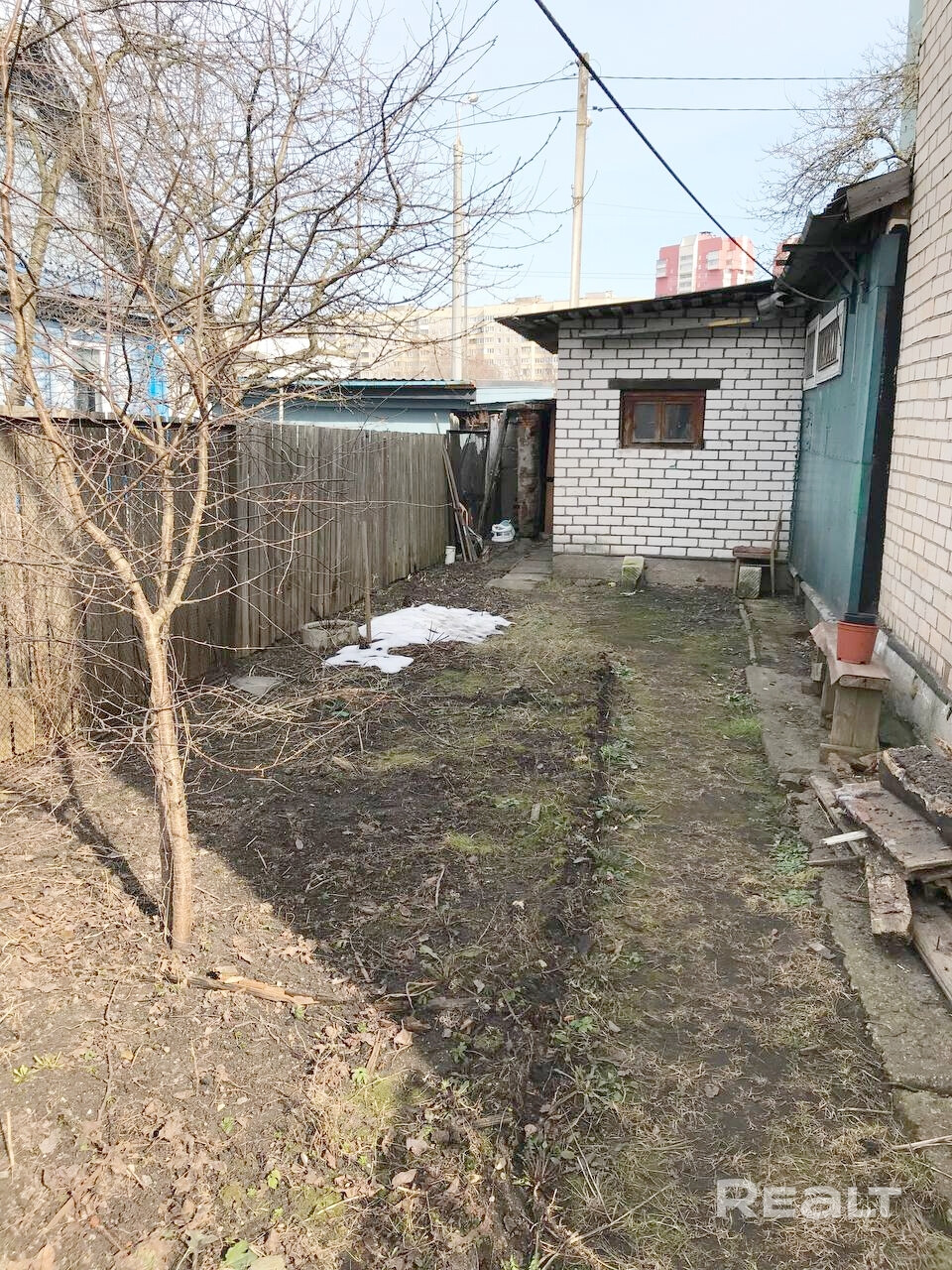 Отдельно вычлененная квартира,огорожена забором,с отдельным входом и гаражом.Есть новый котёл,новая проводка, потолок гипсокартон,с/у пристроен из кирпича, канализация проведена,ванна, туалет- установить,двери из массива, второй этаж под отделку, большой гараж, погреб,газ,свет,вода.Бетонный забор с улицы, железный от соседей.канализация- 3 огромных кольца, напротив центральная канализация можно провести.Тихая спокойная улица,сады,школы , магазины,метро,вся инфраструктура в шаговой доступности. - Vaade 5