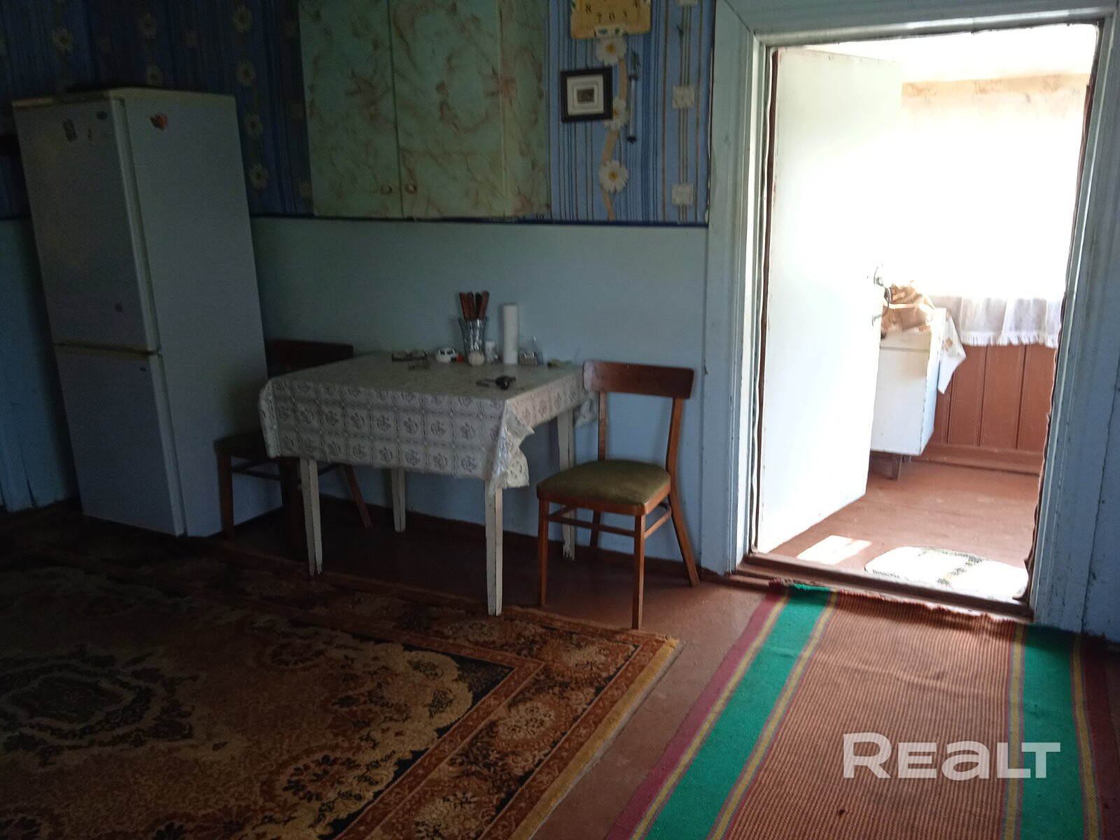 Продается традиционный деревенский дом в живописном месте с большим участком и удобным подъездом. Рядом трасса М3, 43 км до МКАД (25 мин). Лежит хороший асфальт к дому от трассы, улица освещается фонарями. Рядом грибные места, хатынский лес, до Хатыни 9 км, до Логойска 8 км. Регулярно ходит транспорт. Рядом горнолыжные центры Логойск и Силичи. В доме 3 жил. комнаты, кухня и гостиная. Две печки, две веранды, кладовка. Подъезд к участку с 3 сторон, соседи только с одной стороны. - Pohľad 6