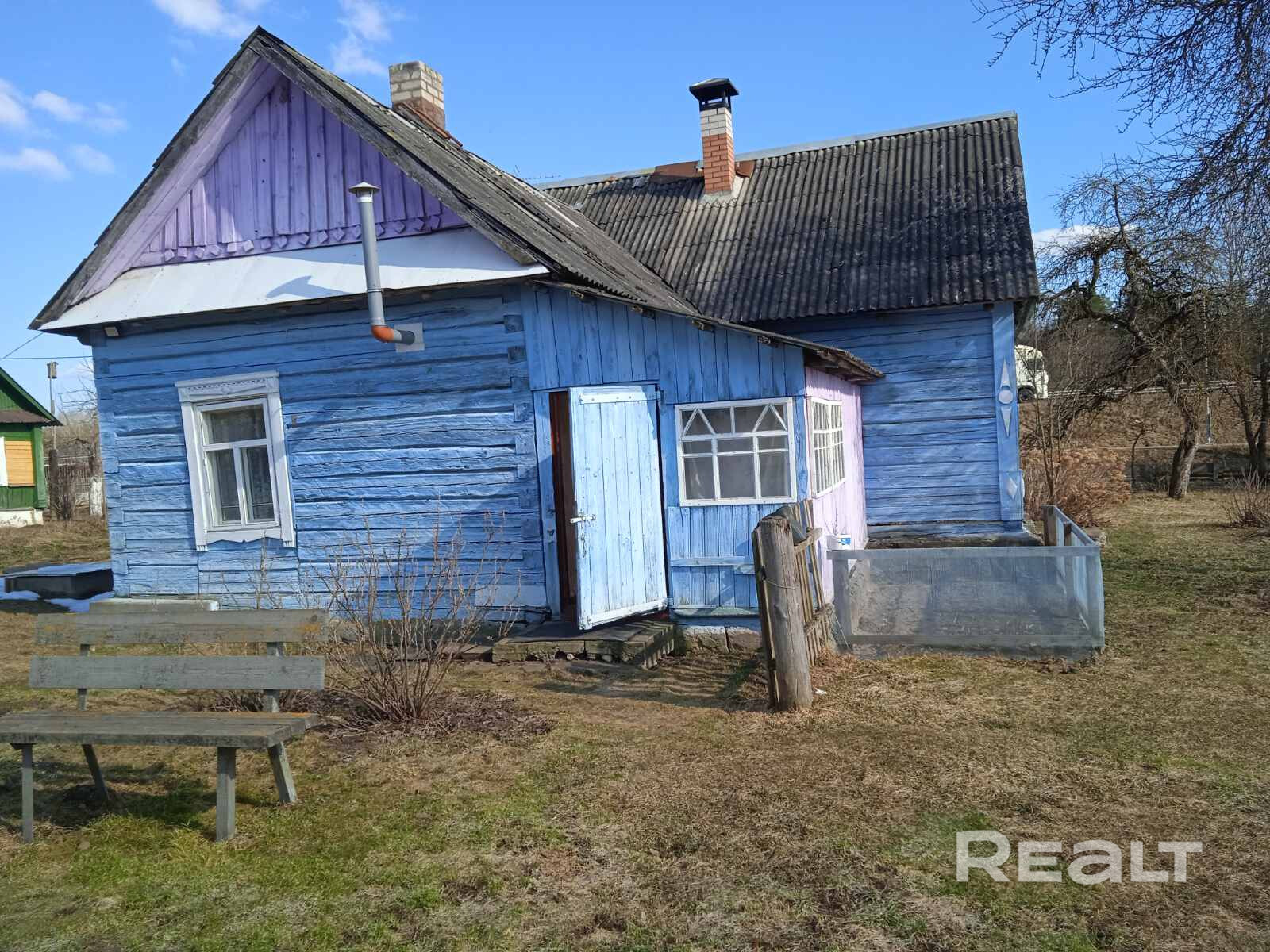 Продается традиционный деревенский дом в живописном месте с большим участком и удобным подъездом. Рядом трасса М3, 43 км до МКАД (25 мин). Лежит хороший асфальт к дому от трассы, улица освещается фонарями. Рядом грибные места, хатынский лес, до Хатыни 9 км, до Логойска 8 км. Регулярно ходит транспорт. Рядом горнолыжные центры Логойск и Силичи. В доме 3 жил. комнаты, кухня и гостиная. Две печки, две веранды, кладовка. Подъезд к участку с 3 сторон, соседи только с одной стороны. - Pohľad 4