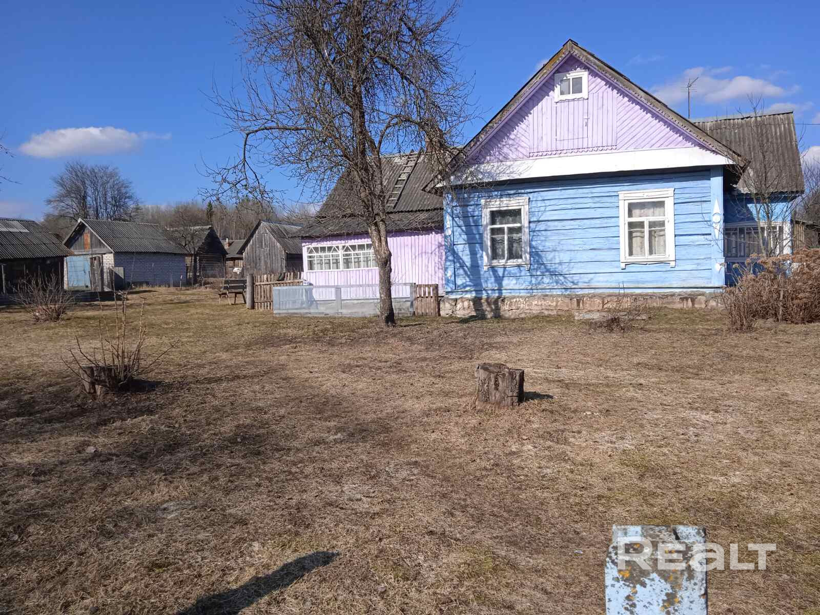 Продается традиционный деревенский дом в живописном месте с большим участком и удобным подъездом. Рядом трасса М3, 43 км до МКАД (25 мин). Лежит хороший асфальт к дому от трассы, улица освещается фонарями. Рядом грибные места, хатынский лес, до Хатыни 9 км, до Логойска 8 км. Регулярно ходит транспорт. Рядом горнолыжные центры Логойск и Силичи. В доме 3 жил. комнаты, кухня и гостиная. Две печки, две веранды, кладовка. Подъезд к участку с 3 сторон, соседи только с одной стороны. - Pohľad 3