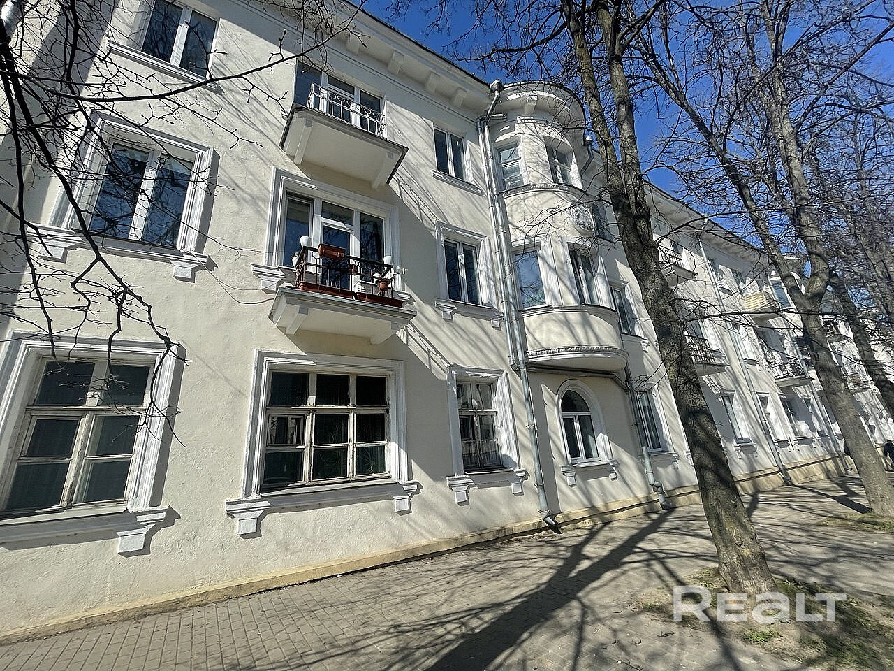 В трёх минутах ходьбы от метро продаётся двухкомнатная квартира по улице Фабрициуса, 14. - Mehr