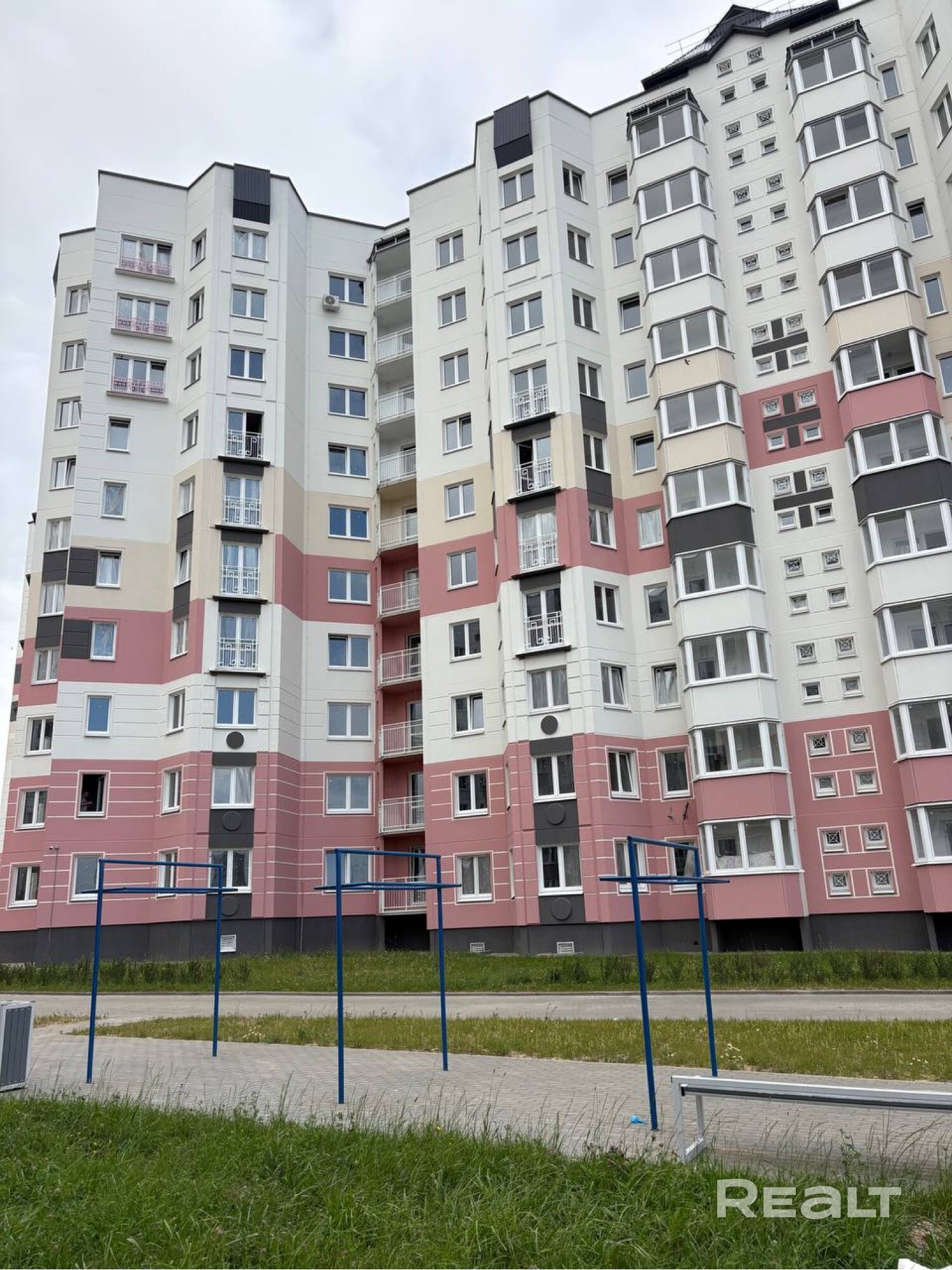 Новая современная квартира с прекрасным видом на стадион школу и город, солнечная сторона. Во дворе школа, детский сад, 2 бассейна. Рядом торговые центры. Напротив парк и водохранилище, зона отдыха, место прогулок. До центра на авто 10 минут. Удобный выезд на мкад. - Meer
