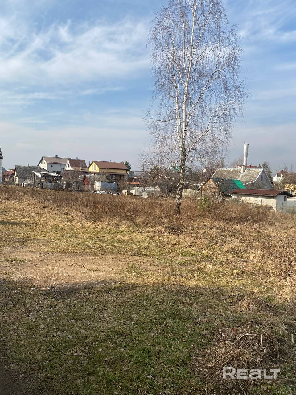 Продается участок рядом с Минском в СТ «Купалинское». 10 мин. и вы в Советском районе г.Минска. Круглогодичное водоснабжение. В СТ проведен газ. Участок 7соток прямоугольной формы. На участке растет красивая береза. Рядом лес. Отличная локация для жизни: все дороги отсыпаны и /или асфальтированы. Отличное место для жизни рядом с городом. – pohled 4
