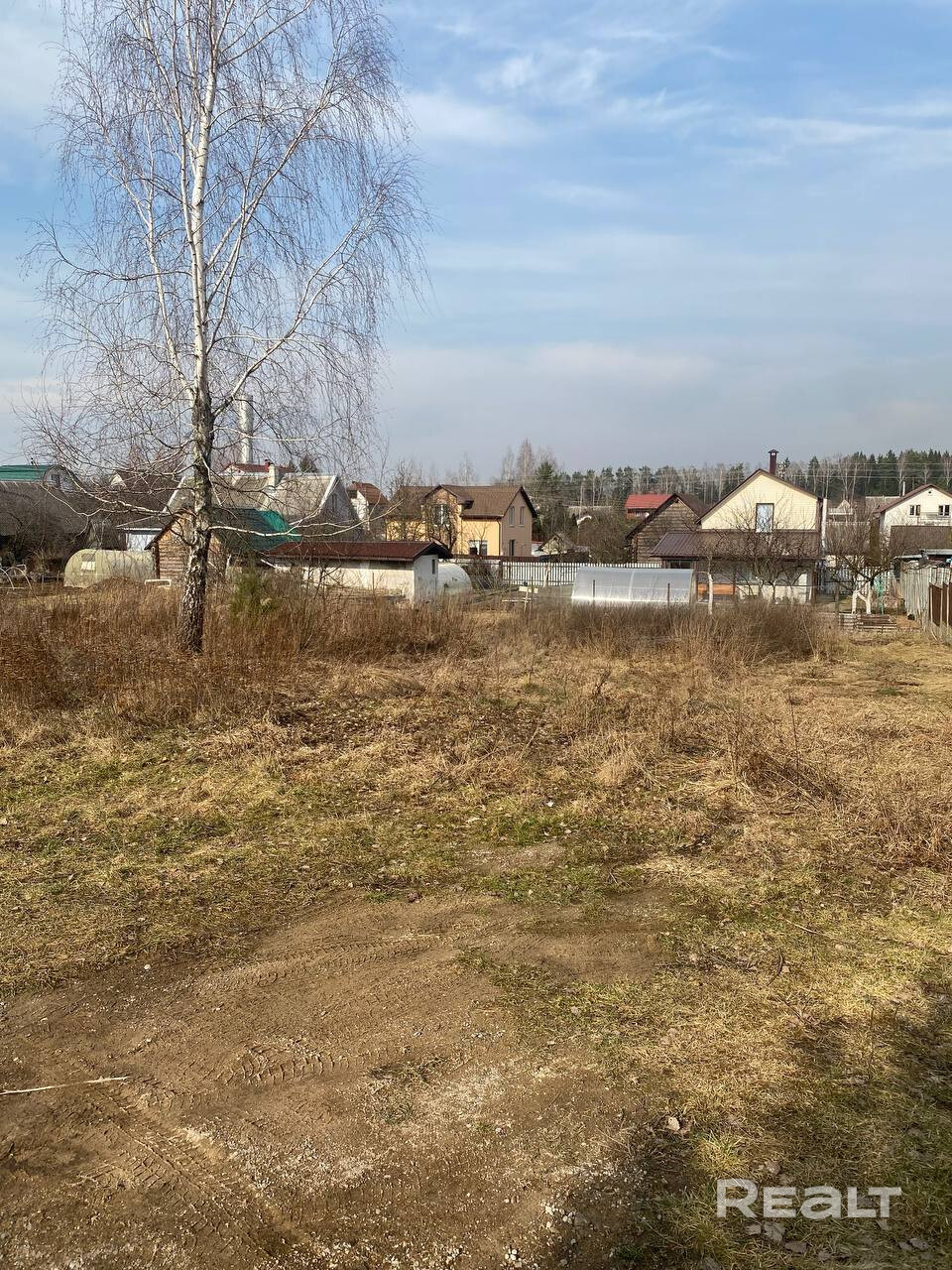 Продается участок рядом с Минском в СТ «Купалинское». 10 мин. и вы в Советском районе г.Минска. Круглогодичное водоснабжение. В СТ проведен газ. Участок 7соток прямоугольной формы. На участке растет красивая береза. Рядом лес. Отличная локация для жизни: все дороги отсыпаны и /или асфальтированы. Отличное место для жизни рядом с городом. – pohled 5