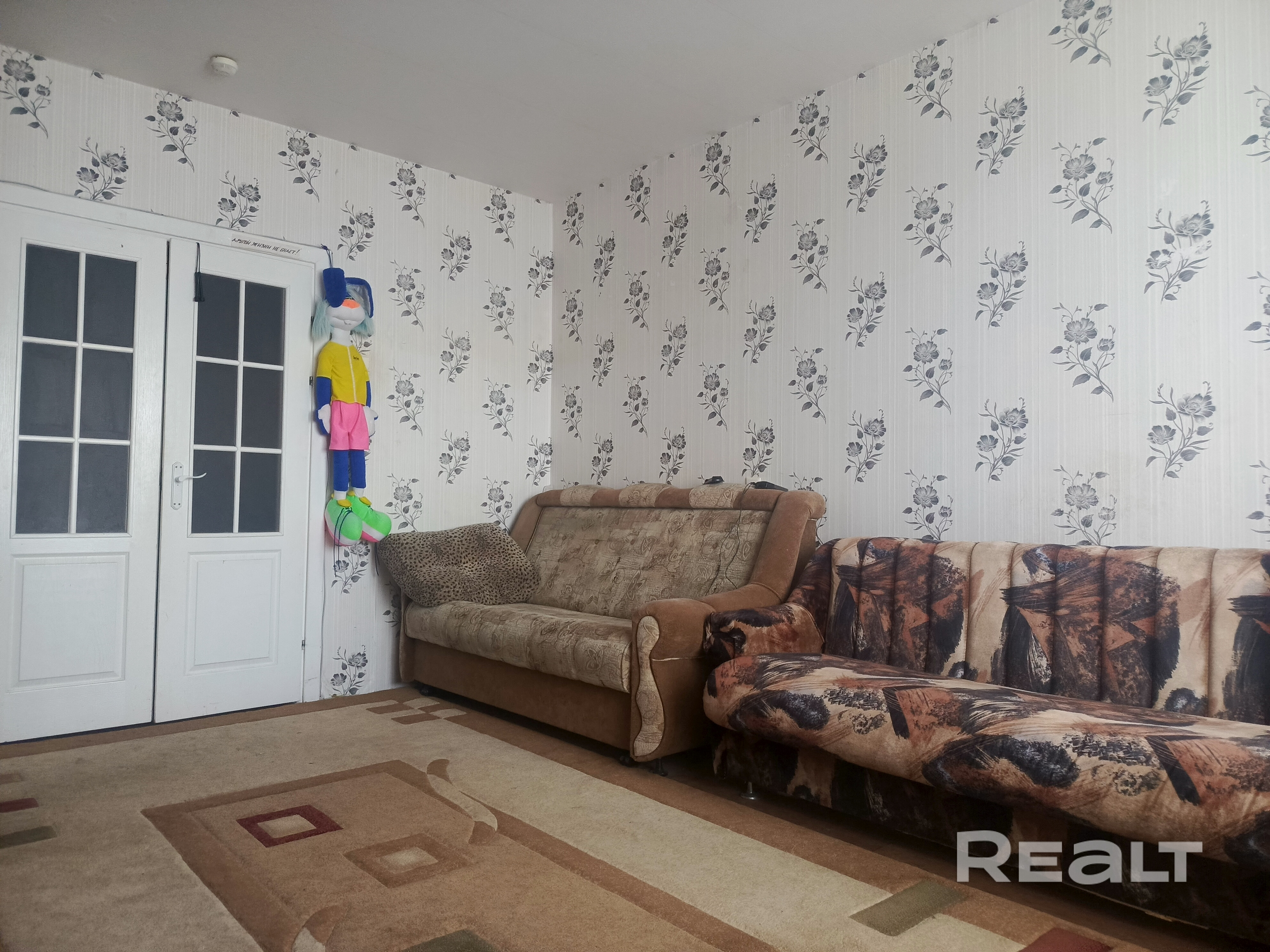 Продаю квартиру, ул. Руссиянова 21, большая однокомнатная квартира, 42,7 кв.м. на 16 этаже, есть балкон. Все окна выходят на лес. (вид из окна хороший) теневая сторона. Спальный район. Большая кухня, прихожая и сан узлы. Ремонт обычный (стандартный) Вся инфраструктура есть. в паре остановок находиться метро Уручье. Удачное расположение дома. Вокруг дома расположены парки и все самые популярные магазины. Поликлиники, школы и садики. Собственник я. Звоните +375(29) 890-12-13, приезжайте, смотрите. - Ansicht 3