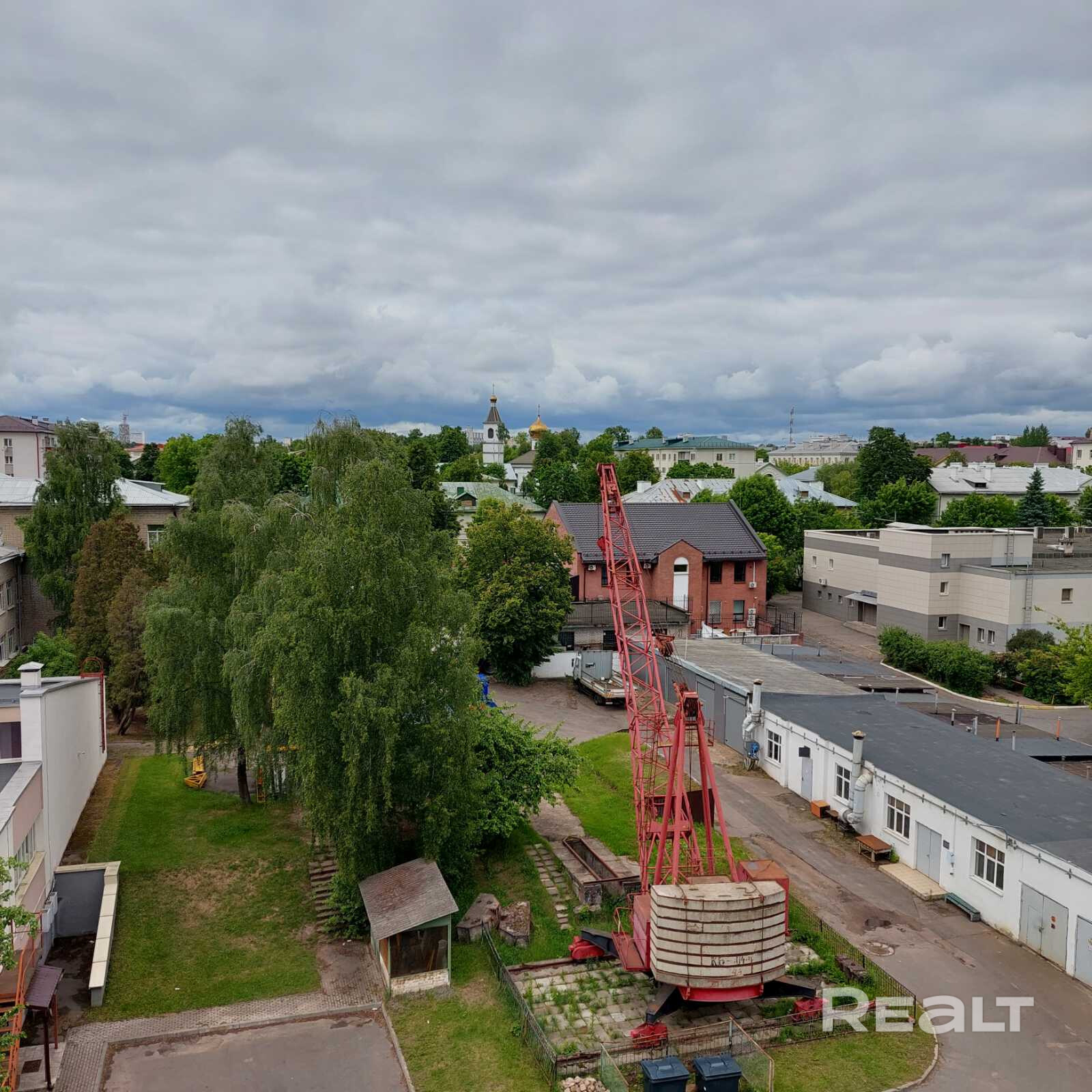 Продается 2 комнаты в 3-комнатной квартире с хорошей локацией, в районе площади Ванеева, не далеко от центра города! Площадь комнат - 17 м., 12,3 м. и балкон 3,6 м., что составляет 71/100 доли от общей квартиры! Рядом парк, гимназия, дет. сад сад, стадион с различными оздоровительными площадками, спортивными секциями. В настоящее время делаются небольшие дополнения по ремонту. Планировка позволяет сделать раздельный вход и полностью разделить на две квартиры! - Ansicht 4