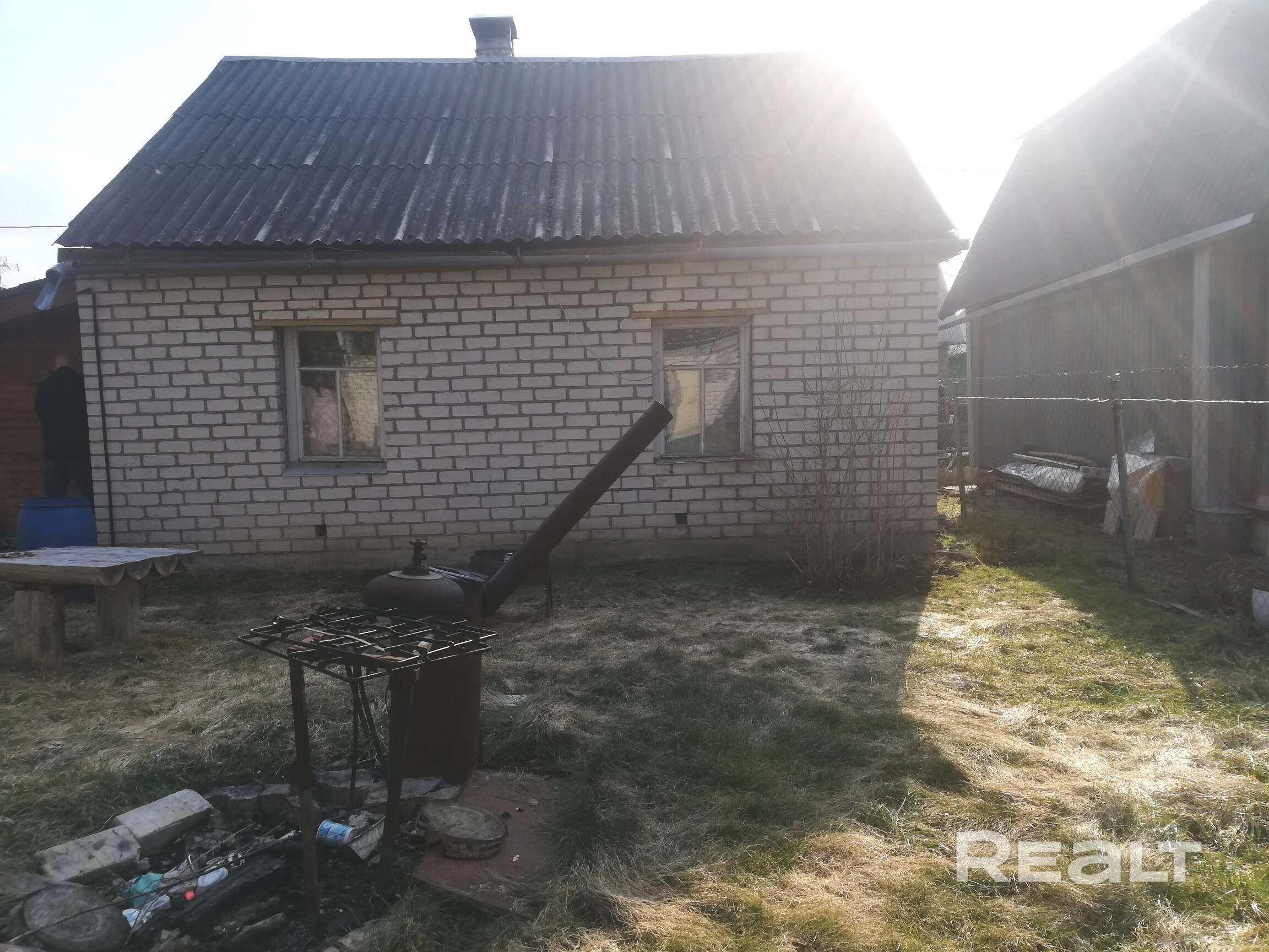 Прекрасный дачный участок в СТ "Наладчик-плюс-6",с небольшим домом, в дико тихом красивом месте в Брестском направлении. Сам земельный учасок квадратной формы,ровный,ухоженный,на территории душ,туалет,сарай,навес с дровами.Отопление печное,дом тёплый,расположен ближе к лесу,хорошо освещён.Вокруг лес,березовые рощи,места оченьягодные,много грибов,природа роскошная,ну очень тихо и комфортно. Продаём сами без риелторов! - Widok 4