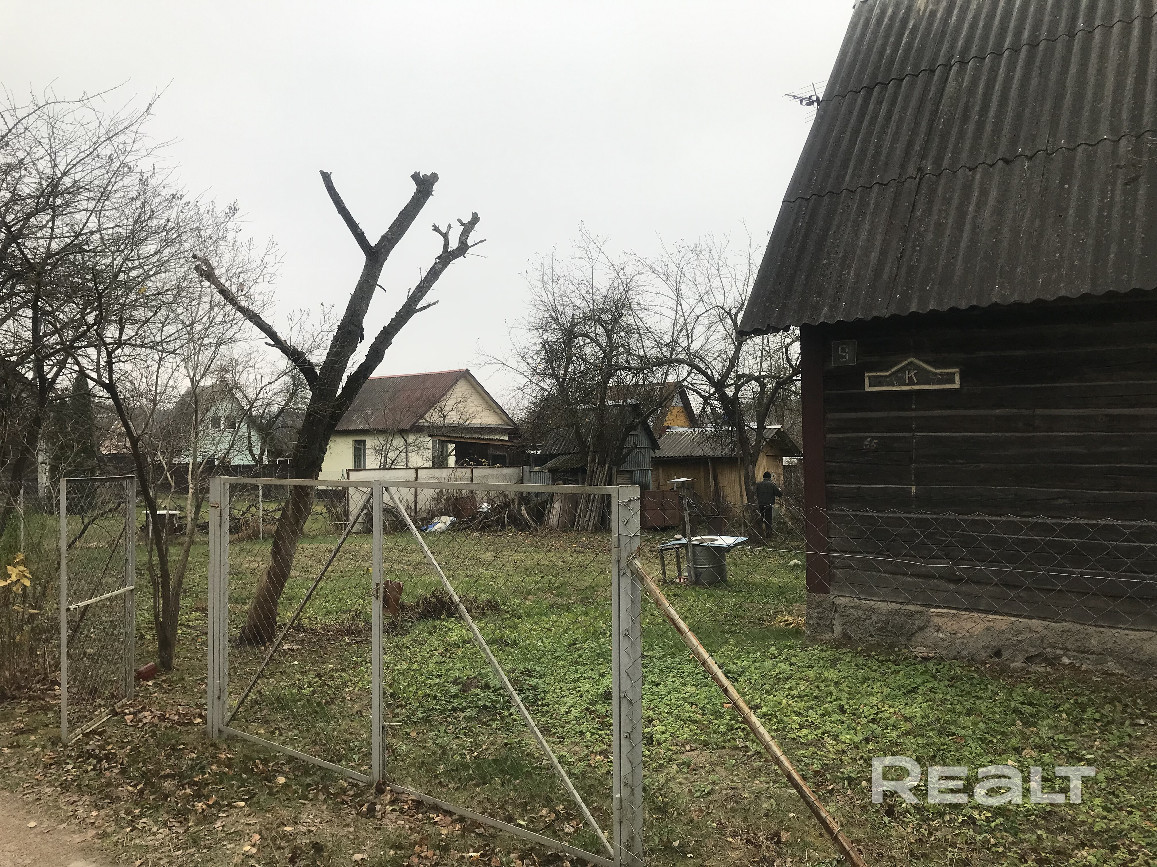 Дачный дом 49,0 м2 в СТ «Заря-81» 40,9 км от МКАД. Фундамент – монолит, кирпич. Стены – деревянный сруб. Печное отопление, бетонный погреб глуб. 3 м., сарай. Электричество, вода – (сезонная). Туалет на улице. Плодовые деревья. Участок 0,0524 га, в частной собственности, ровный, забор (сетка-рабица). В 3-х мин. ходьбы маршрутка из Минска. Электричка - 2,7 км «Равнополье». Сезонный магазин, колонка, колодец. Река Птичь: 6 км, озеро в п. Узляны: 3 км, Комплекс «Дудутки»: 9 км, Руденск: 4 км. - Widok 4