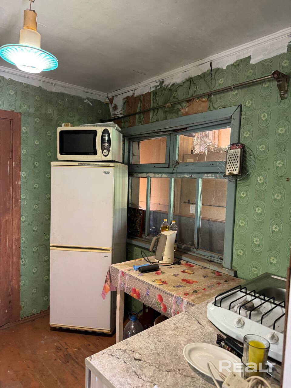 СРОЧНАЯ ПРОДАЖА! Продаётся дача в СТ «Монтажник». Всё остаётся: мебель, техника, мелочи. Уютный дом 66.2 м²по СНБ, 3 комнаты, кухня, санузел, печка, сарай. Дом кирпич, обшит деревом, и сверху сетка с отделкой. Сосед рядом проживает на постоянной основе. Участок 5,5 соток. Рядом МКАД, транспорт, видеонаблюдение. Есть школа, магазин, озеро, лес. Цена хорошая, торг. Звоните — покажем или пришлём видео(если ехать неудобно). От собственников. Агентства — не беспокоить. - Mehr