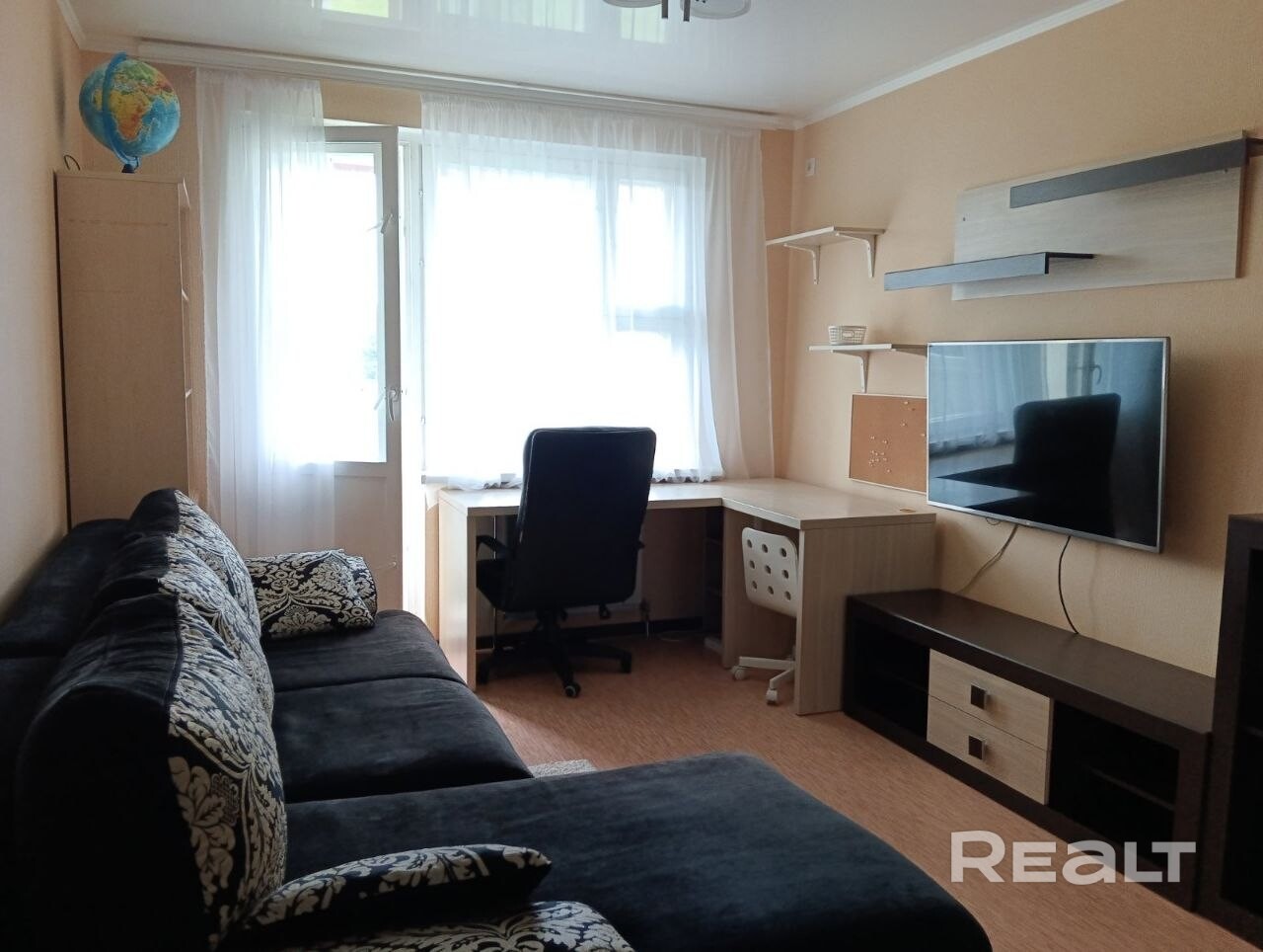 Светлая, теплая 1-комнатная квартира 40,6 м² (3/10), полностью готова к проживанию. Теплые полы, кухня с бытовой техникой (в т.ч. посудомоечной машиной), 2 шкафа-купе, диван, ТВ, рабочее место, лоджия. Метро «Слуцкий Гостинец» — 5 мин, «Неморшанский Сад» — 7 мин, рядом ТЦ. После клининга. Аренда по договору, оплата в BYN, коммунальные отдельно, без животных. При заселении — первый месяц + залог 1 месяц. Связь: Viber. - Widok 6