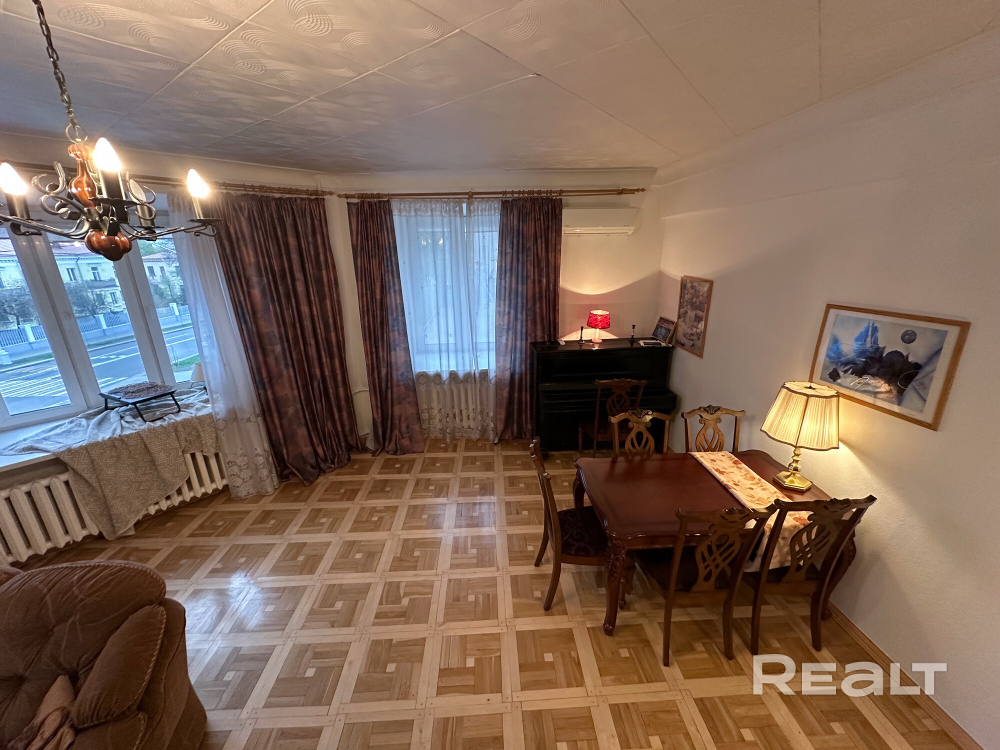 Просторная 2-комнатная сталинка в центре Минска. Уникальная гостиная 35 м², потолки 3 м, много света и воздуха. Окна на две стороны. Вид на Площадь Победы и парк Горького. Квартира полностью укомплектована мебелью и техникой( стиральная имашина, сушильная машина,холодильник, СВЧ,кофеварка,тостер). Кухня с посудой и всем необходимым. Есть кладовая. Исторический кирпичный дом , тихий двор и хорошая шумоизоляция. Отличный вариант для жизни в престижной локации. От собственника. По договору. - Ansicht 3
