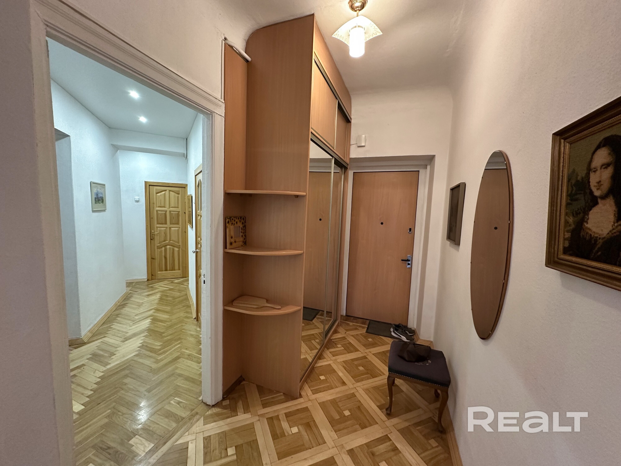 Просторная 2-комнатная сталинка в центре Минска. Уникальная гостиная 35 м², потолки 3 м, много света и воздуха. Окна на две стороны. Вид на Площадь Победы и парк Горького. Квартира полностью укомплектована мебелью и техникой( стиральная имашина, сушильная машина,холодильник, СВЧ,кофеварка,тостер). Кухня с посудой и всем необходимым. Есть кладовая. Исторический кирпичный дом , тихий двор и хорошая шумоизоляция. Отличный вариант для жизни в престижной локации. От собственника. По договору. - Ansicht 4