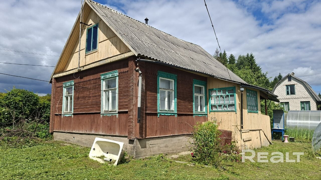 От Минска от МКАД 24 км, хорошая трасса. Дом из сруба, обшитый деревом. Печное отопление. Вода на улице, сезонная. 2 года назад был сделан косметический ремонт внутри дома. Заменена частично электрика. Установлен выносной ящик с счётчиком. Внутри дома есть погреб. Второй этаж без отделки. Сам дом так же перекрашивался несколько лет назад. На территории располагается хоз. постройка из сруба, разделённое на три помещения, в одном из них была баня. По запросу могу сбросить видео обзор. - Widok 4