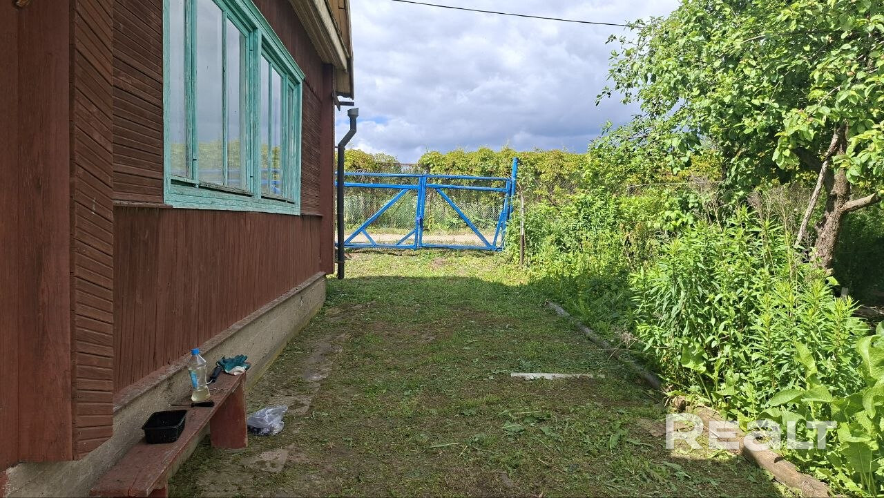 От Минска от МКАД 24 км, хорошая трасса. Дом из сруба, обшитый деревом. Печное отопление. Вода на улице, сезонная. 2 года назад был сделан косметический ремонт внутри дома. Заменена частично электрика. Установлен выносной ящик с счётчиком. Внутри дома есть погреб. Второй этаж без отделки. Сам дом так же перекрашивался несколько лет назад. На территории располагается хоз. постройка из сруба, разделённое на три помещения, в одном из них была баня. По запросу могу сбросить видео обзор. - Widok 2