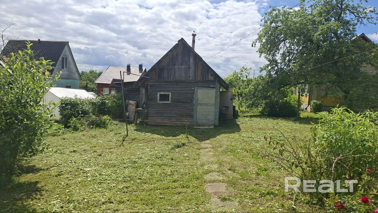 От Минска от МКАД 24 км, хорошая трасса. Дом из сруба, обшитый деревом. Печное отопление. Вода на улице, сезонная. 2 года назад был сделан косметический ремонт внутри дома. Заменена частично электрика. Установлен выносной ящик с счётчиком. Внутри дома есть погреб. Второй этаж без отделки. Сам дом так же перекрашивался несколько лет назад. На территории располагается хоз. постройка из сруба, разделённое на три помещения, в одном из них была баня. По запросу могу сбросить видео обзор. - Więcej